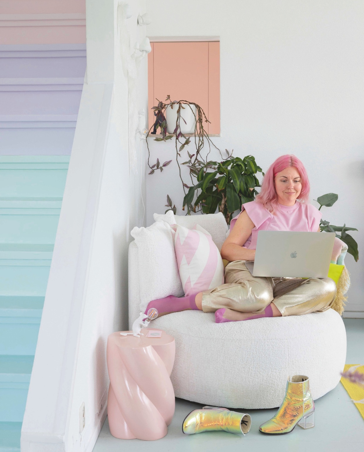 Vloer Eternal Color 40562 van Forbo. Enkellaarzen Nubikk. Kapstokhaken Mushroom en Snail, wandlamp Chameleon en tafellamp Mouse van Seletti. Fauteuil Pastille Swing van Passe Partour. Gestreept kussen Lagermispel van Ikea. Geel kussen zelfgemaakt. Bijzettafel Marshmallow van &amp;k Amsterdam. Verfkleuren trap: GN 038-10 (roze), GN 048-12 (lila), M9.07.85 (licht zeegroen), P0.10.80 (feller zeegroen). vtwonen DIY special 10 | styling Ilona Jongepier | fotografie Dana van Leeuwen