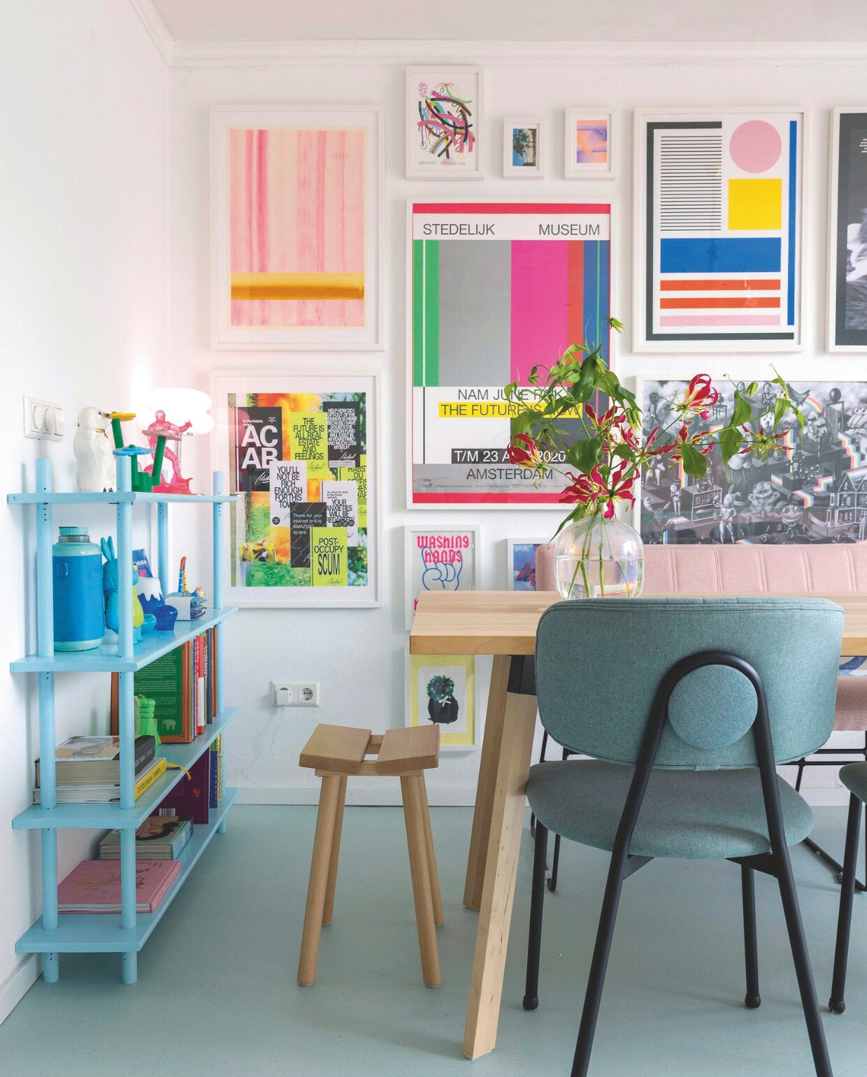 Oude stokkenkast geschilderd in Q7.15.76 5051 Color Concept van Sikkens. Engelse Staffordshire rommelmarkt Oslo. Roze vintage mummie snuffelmarkt Utrecht. Pixarspeelgoed en space age tafellamp Marktplaats. Glitterspons Hay. Posters eigen verzameling, waaronder tentoonstelling Nam June Paik in Stedelijk Museum Amsterdam, washing hands en oranje/lila gradiëntkaart eigen werk Dana, zeefdrukposter uit Berlijn (linksboven), poster Hay (rechtsboven), Ikea Art Event 2017 van Amandine Urruty (rechtsonder), verwarde regenboog van Rogier Roeters (bovenin). Eettafel en kruk Ypperlig van Hay voor Ikea. Stoelen Trendhopper. Eetkamerbank Febe van Donc in Board 197. vtwonen DIY special 10 | styling Ilona Jongepier | fotografie Dana van Leeuwen