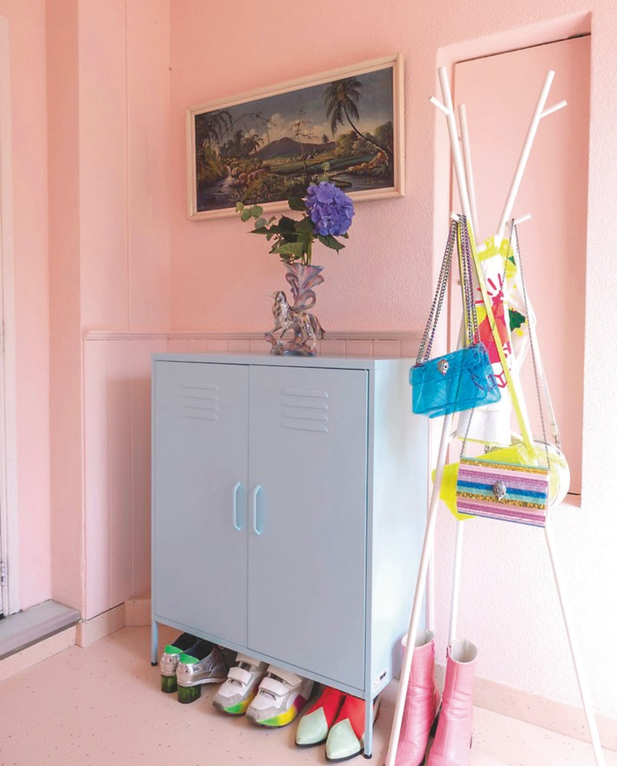 Muurverf GN 039-12 Amaryllis van Gamma. Opbergkast VidaXL. Vaas en schilderij Marktplaats. Sneakers Stella McCartney, laarsjes United Nude en Monki. Vloer Sphera Energetic 51231 van Forbo. Kapstok Ikea. Tassen Kurt Geiger en Heleen van der Meer. Sjaal eigen ontwerp voor Schipper Bosch. vtwonen DIY special 10 | styling Ilona Jongepier | fotografie Dana van Leeuwen