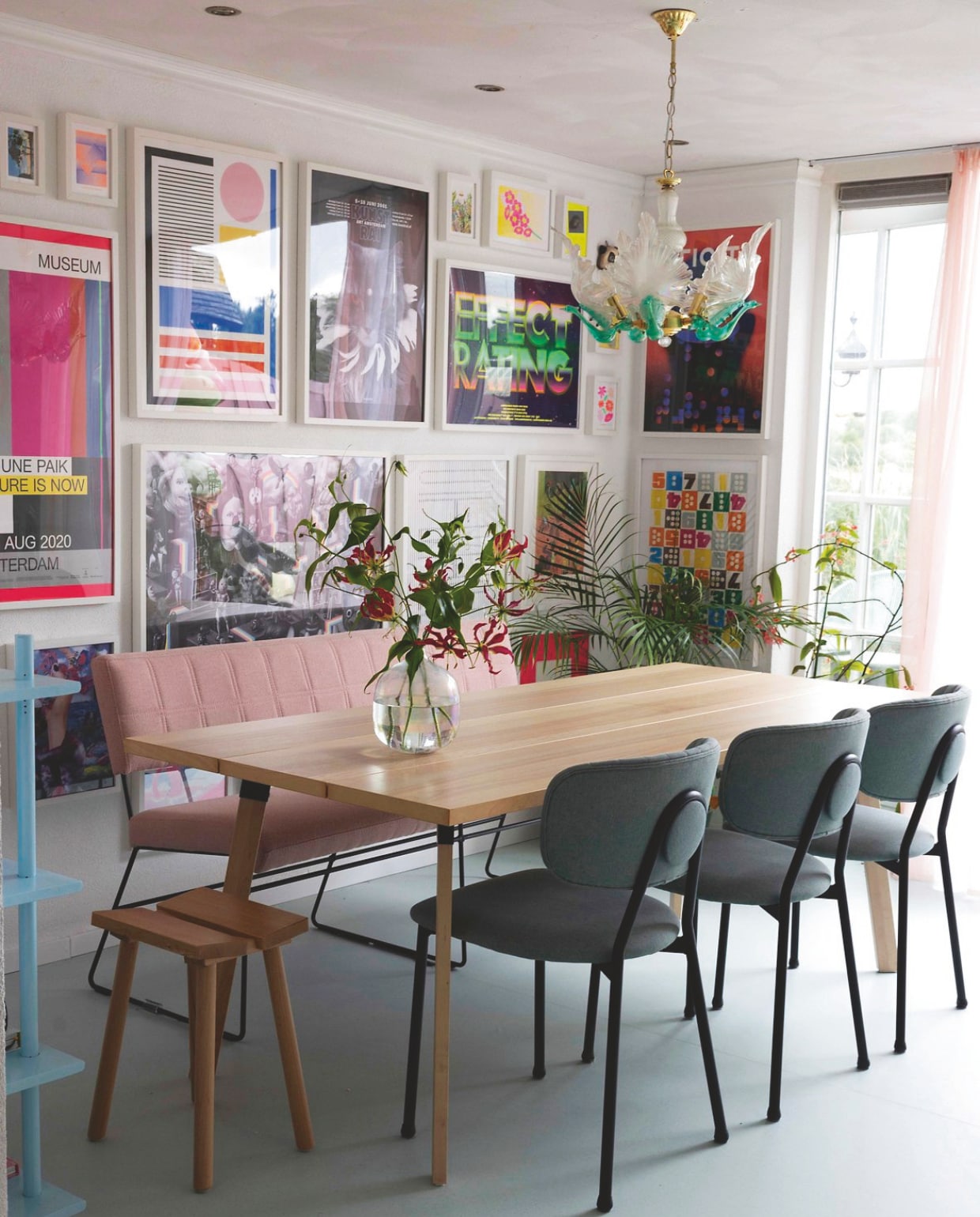 Posters persoonlijke verzameling, waaronder tentoonstelling Nam June Paik in Stedelijk Museum Amsterdam, poster Hay (strepen), Ikea Art Event 2017 van Amandine Urruty (zwart-wit midden onder) en eigen werk Dana (bloemen op wit rechts). Eettafel en kruk Ypperlig van Hay voor Ikea. Stoelen Trendhopper. Eetkamerbank Febe van Donc in Board 197. Hanglamp De Bazaar Beverwijk. Gordijn met kleurverloop BonPrix. vtwonen DIY special 10 | styling Ilona Jongepier | fotografie Dana van Leeuwen