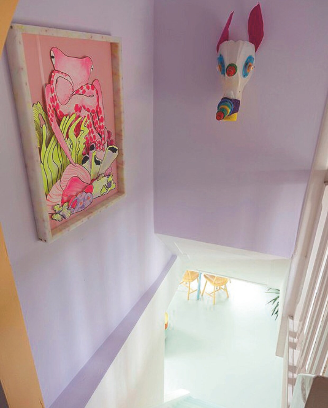 Kunstwerk eigen werk Dana Dijkgraaf, in lijst van restmateriaal aanrecht door Robbin Baas. Neushoornmasker gemaakt van plastic afval van Local designer collectief Kaapstad. vtwonen DIY special 10 | styling Ilona Jongepier | fotografie Dana van Leeuwen