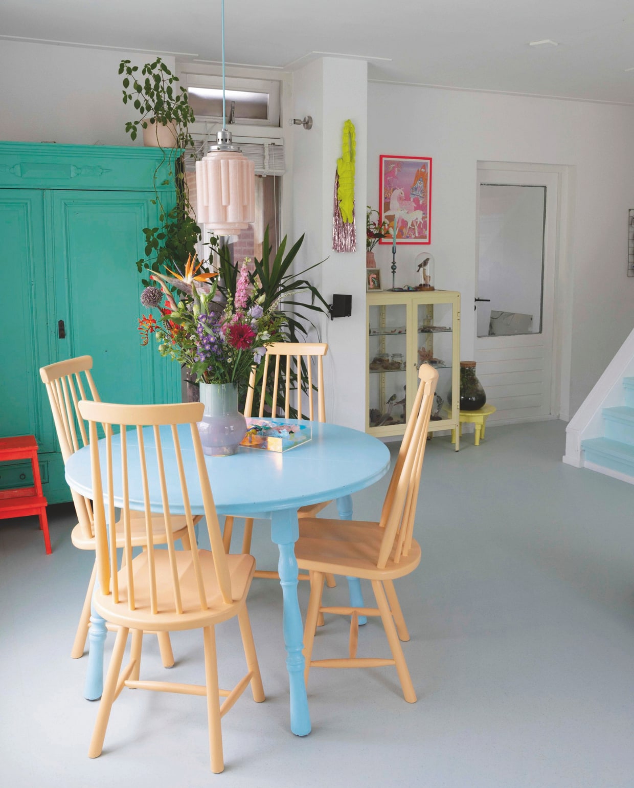 Buffetkast tweedehands, geschilderd in GN 015-07 Affaire van Gamma. Kruk Ikea, geschilderd in A’color Neon 05. Eettafel tweedehands, geschilderd in GN 008-09 Rivier van Gamma. Stoelen tweedehands, geschilderd in 0834-Y30R Ogenblik van Histor. Vaas Kwantum. Hanglamp Marktplaats. Vitrinekast Ikea. Bijzettafeltje tweedehands. Wandobject tweedehands, geschilderd in Reflexgeel van Amsterdam Acrylverf en voorzien van gouden slierten. Schilderij Alice Monvaillier, lijst Hornbach, fluoroze gespoten. Flurn (vaas en urn ineen) van Lenneke Wispelweij. vtwonen DIY special 10 | styling Ilona Jongepier | fotografie Dana van Leeuwen