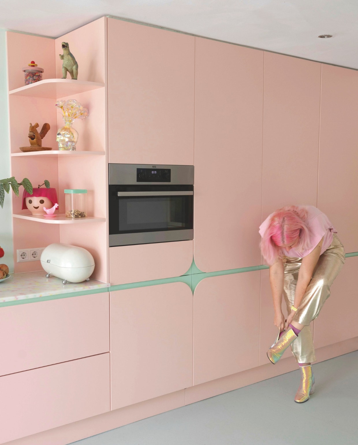 Keukenontwerp en realisatie Studio Robbin Baas. Aanrechtblad gerecycled plastic met glitters en strijkkralen Studio Robbin Baas, Dana Dijkgraaf en Gogo Plastics. Verfkleuren C0.10.80 (roze) en L1.15.80 (zeegroen) van Sikkens. Broodtrommel en eekhoorn-notenkraker vlooienmarkt. Bloempot Ojo Playmobil van Lechuza. Voorraadpot Twergi van Alessi. Dino Action. Vaas wodkafles Crystal Head Aurora met holografische bloemen. vtwonen DIY special 10 | styling Ilona Jongepier | fotografie Dana van Leeuwen