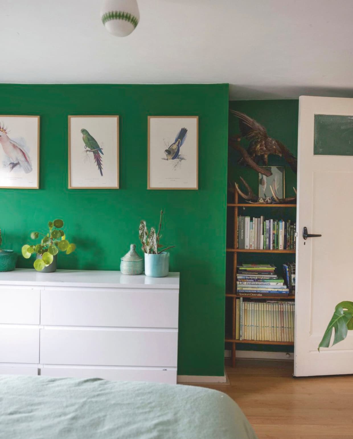 Muurverf GN 019-04 Kervel van Gamma. Dressoir Ikea. Vogelprints The Parrots Art Prints van Edward Lear. Bloempot Elho. Geweven mand Zuid-Afrika. Plaid Brita Sweden. Plafondlamp erfstuk. vtwonen DIY special 10 | styling Ilona Jongepier | fotografie Dana van Leeuwen