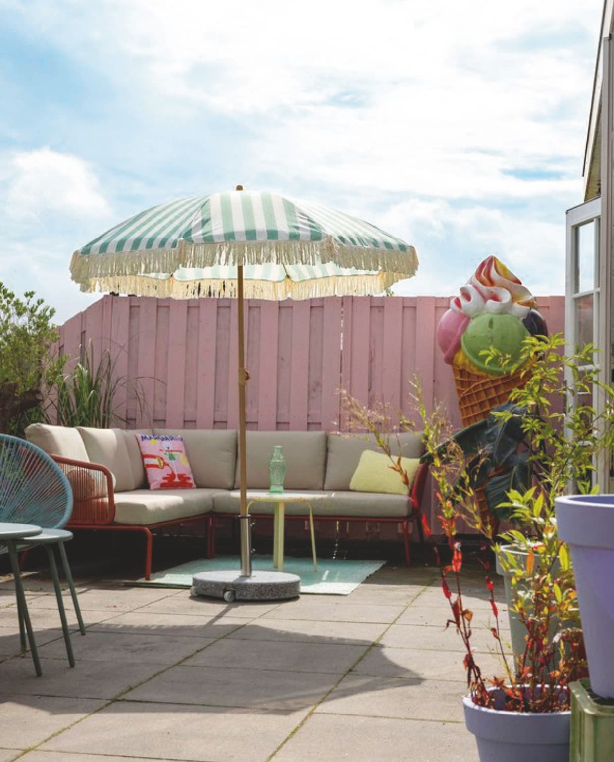 Loungeset Kopenhagen van Karwei. Kussens Kwantum. Parasol Hornbach. Draadstoel Leen Bakker. IJsbeeld Marktplaats. Verfkleur schutting GN 040-09 Garnaal van Gamma. Bijzettafel zelfgemaakt van kruk Kwantum en restmateriaal aanrecht. vtwonen DIY special 10 | styling Ilona Jongepier | fotografie Dana van Leeuwen