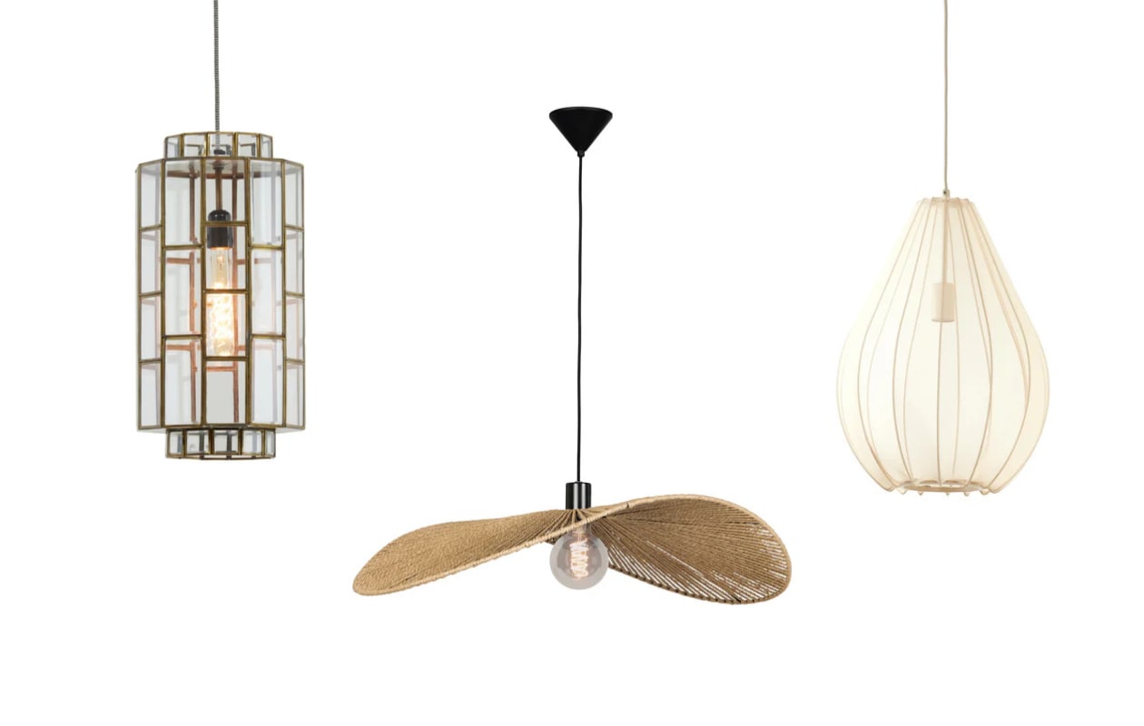V.l.n.r.: Hanglamp Søstrene van Light &amp; Living, glas en metaal, 24x45 cm (Øxh) € 77,95, papieren hanglamp Siruela van Eglo, 80 cm (Ø) € 89,95 en stoffen hanglamp Itela van Light &amp; Living, 38x52.5 cm (Øxh) € 149 (vtwonen.nl/shop) vtwonen