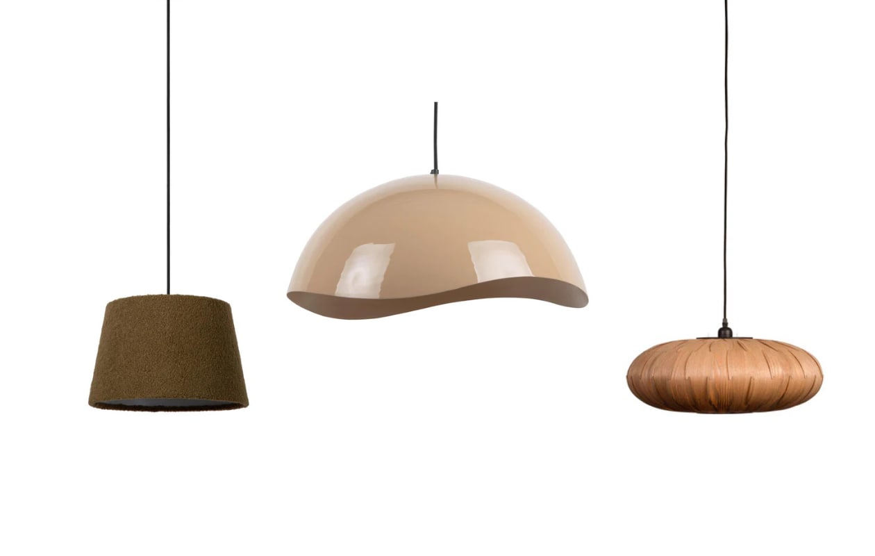 V.l.n.r.: katoenen hanglamp Woolly van Lucide, 28x18 cm (Øxh) € 51,95, metalen hanglamp Waved van Leitmotiv, 50x23 cm (Øxh) € 141,95 en houten hanglamp Bond van Dutchbone, 50x18,5 cm (Øxh) € 199 (vtwonen.nl/shop) vtwonen