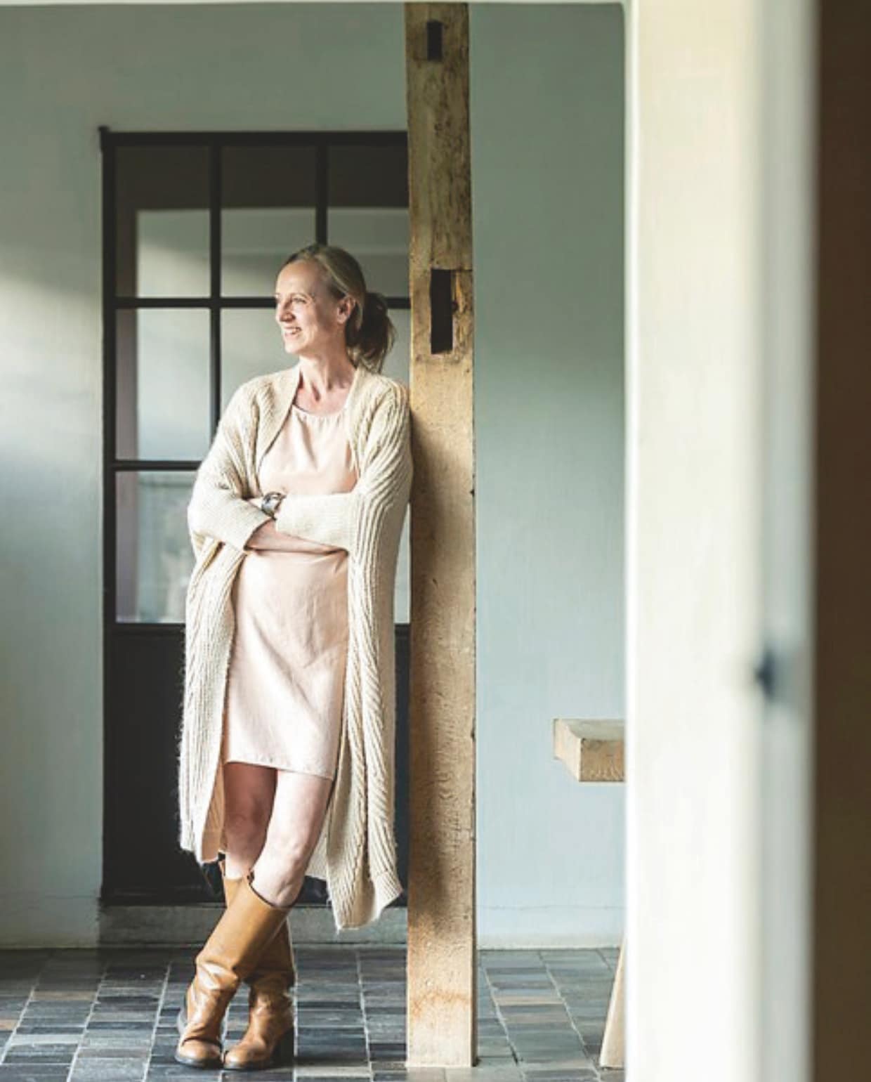 Bewoner: Dorien Cooreman (57, interieurontwerper en eigenaar Moka Projects en vakantieverblijf Moka &amp; Vanille). vtwonen landelijk 01-2025 | styling Marc Heldens | fotografie Verne Photography