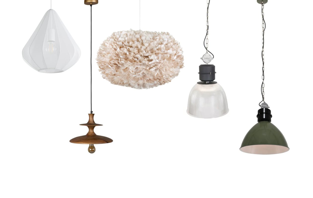V.l.n.r.: stoffen hanglamp Dolwen van Eglo, 33,5 cm (Ø) € 94,45, mangohouten hanglamp Cath van Dutchbone, 34 cm (Ø) € 99, ganzenveren hanglamp Eos van Umage, 75 cm (Ø) € 509,95, metalen hanglamp Clearvoyant van Anne Light &amp; Home, 42 cm (Ø) € 149,95 en hanglamp Frisk van Anne Light &amp; Home, 50 cm (Ø) € 159,95 (vtwonen.nl/shop) vtwonen