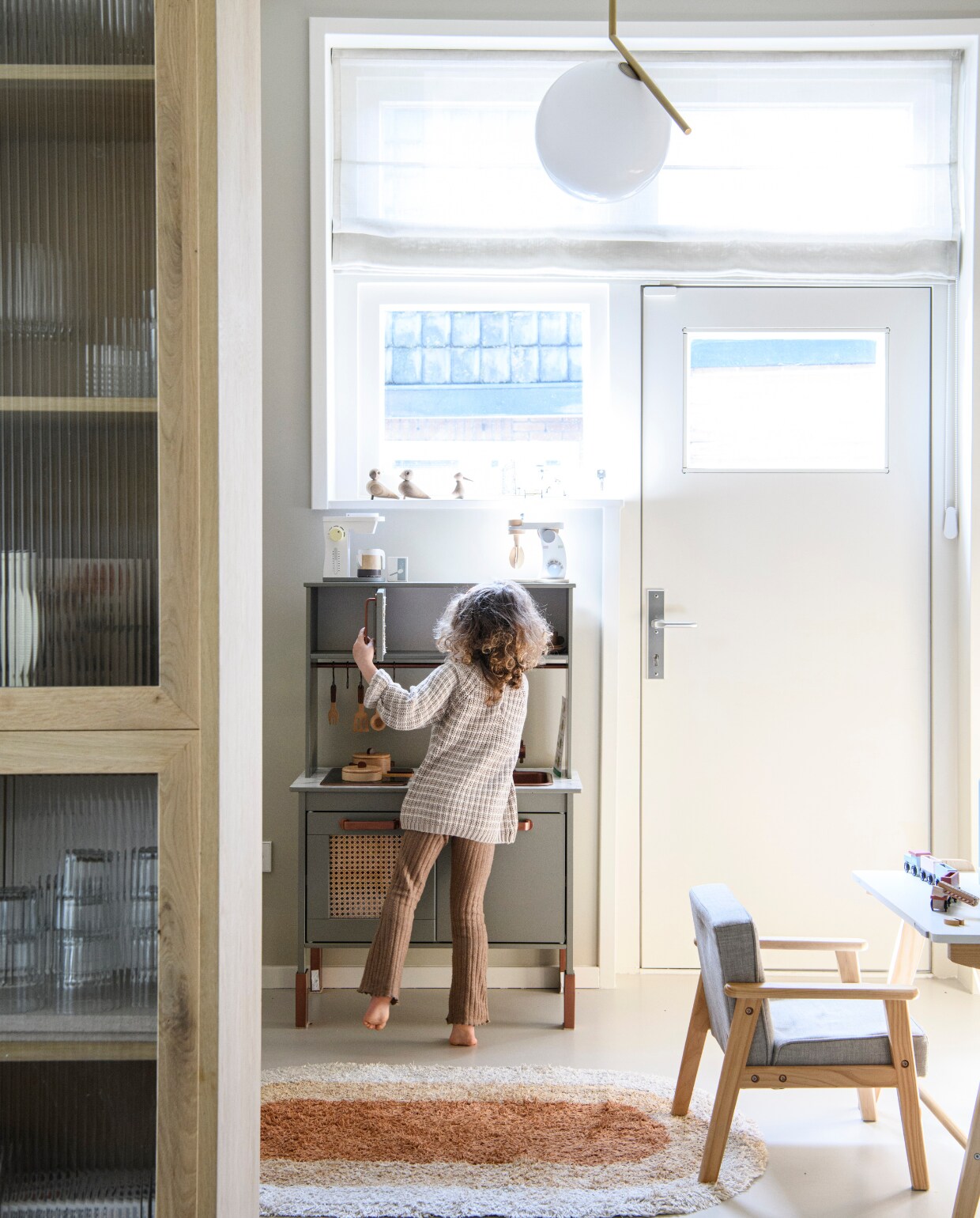 Keukentje in speelhoek eigen Ikea-hack. Tafel en stoel Petite Amélie. Vloerkleed KidsDepot. vtwonen 01-2025 | styling Esther Loonstijn | fotografie Louis Lemaire