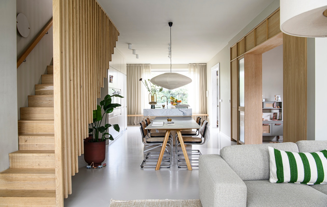 Tafel Cph 30 van Hay, stoelen Cesca B32 van Marcel Breuer, papieren hanglamp Akari 15a van Vitra. Spots in de keuken Solid 1.0 en Sqube on track van Wever &amp; Ducré. Bloempot Vig in Burnt Henna van House Doctor, zitbank Sepia in stof Monza van Bolia, kussen Household Hardware. Keukentje in speelhoek eigen Ikea-hack. vtwonen 01-2025 | styling Esther Loonstijn | fotografie Louis Lemaire