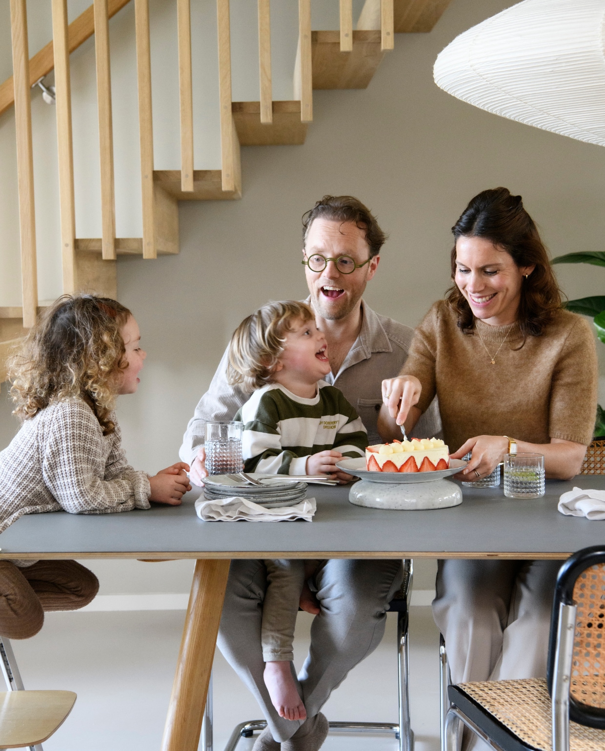 Tafel Cph 30 van Hay, stoelen Cesca B32 van Marcel Breuer, papieren hanglamp Akari 15a van Vitra. vtwonen 01-2025 | styling Esther Loonstijn | fotografie Louis Lemaire