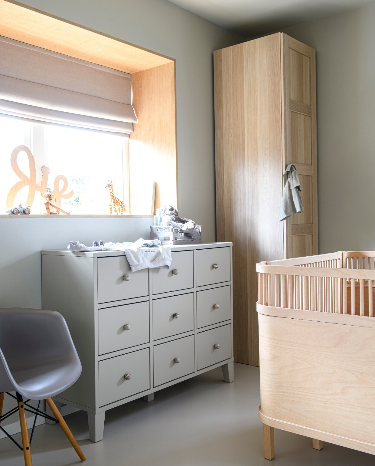 Stoel Daw van Vitra, ladekastknoppen Zara Home, bed Kili van Sebra, kast Ikea, aapje Kay Bojesen, bord Jip was een cadeau van vrienden uit Spanje. vtwonen 01-2025 | styling Esther Loonstijn | fotografie Louis Lemaire