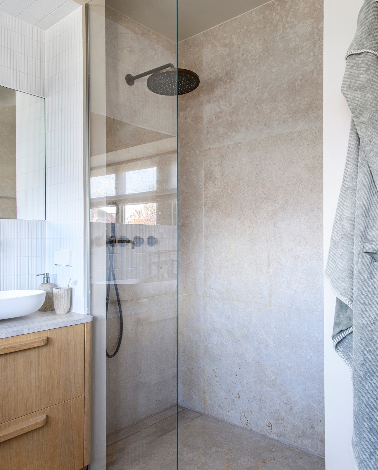Badkamer ontworpen met Avenue Design Studio, verf Cementum Walls in Mushroom 287 van Lab Paint, kranen Cobber in verouderd messing van Hotbath. Tegels op vloer en douchewand Chambolino van Van den Heuvel &amp; Van Duuren, tegels in koof Sevilla van The Mosaic Factory, marmer SolidNature. vtwonen 01-2025 | styling Esther Loonstijn | fotografie Louis Lemaire