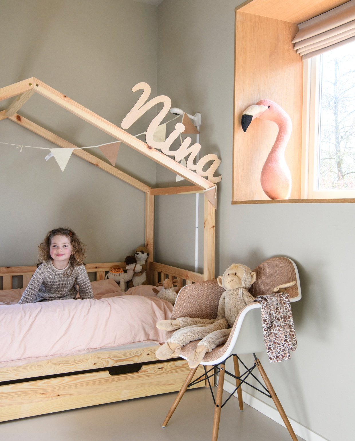 Kamer van Nina met bed Dallas van Vipack, flamingo Fiona Walker, stoel Daw van Vitra. vtwonen 01-2025 | styling Esther Loonstijn | fotografie Louis Lemaire