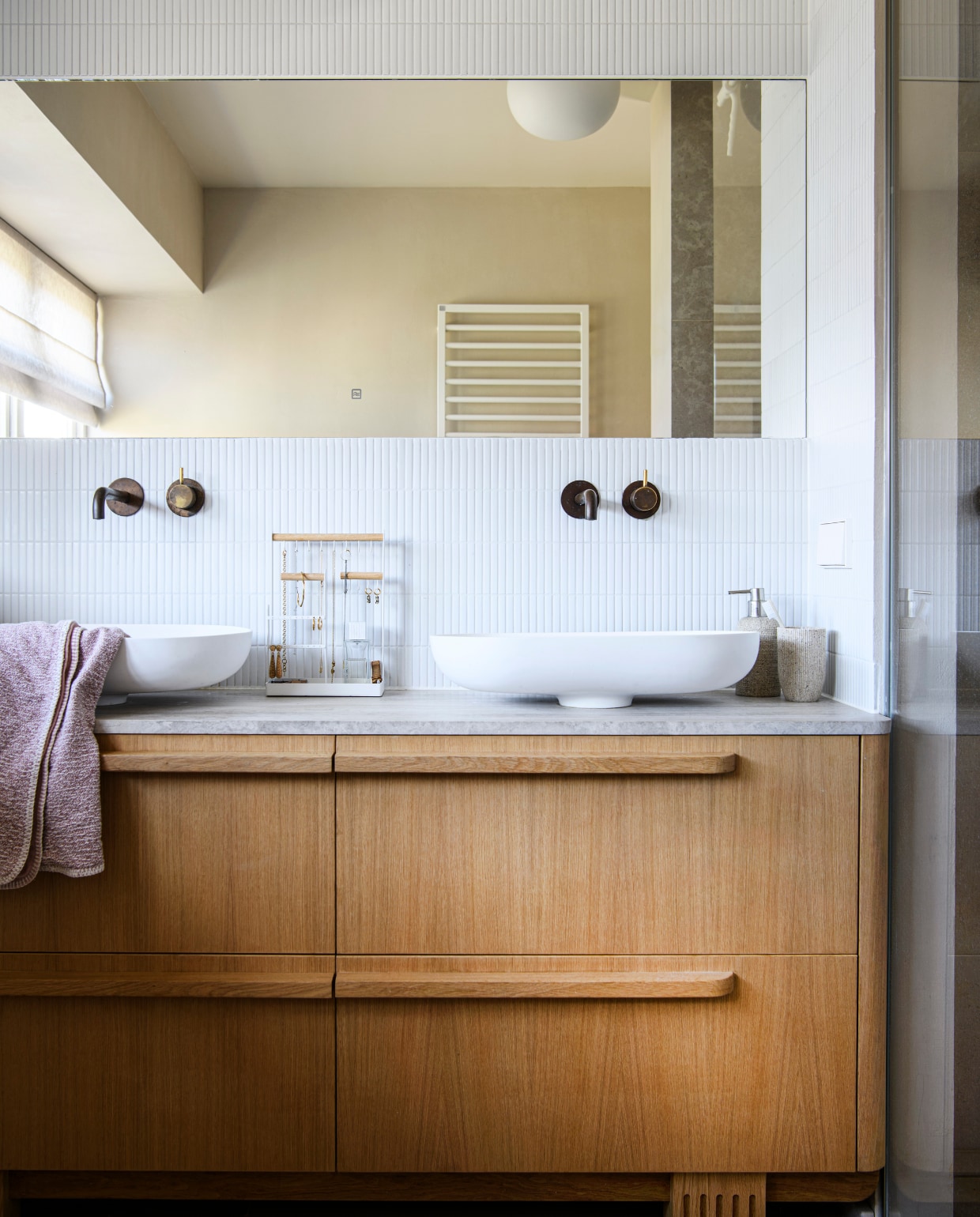 Badkamer ontworpen met Avenue Design Studio, verf Cementum Walls in Mushroom 287 van Lab Paint, kranen Cobber van Hotbath. Vloertegels Chambolino van Van den Heuvel &amp; Van Duuren, tegels in koof Sevilla van The Mosaic Factory, marmer SolidNature. vtwonen 01-2025 | styling Esther Loonstijn | fotografie Louis Lemaire