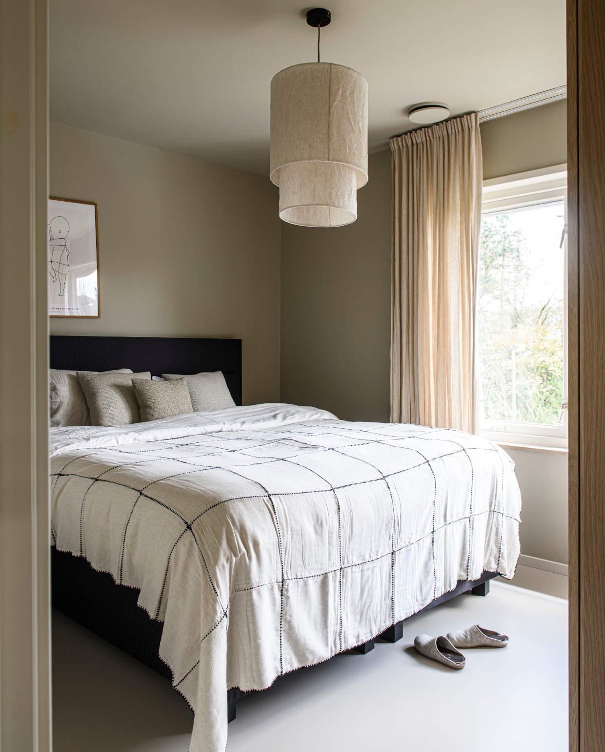 Bed Swiss Sense, hanglamp Henning van made.com, bedsprei Lalay, gordijnen Puerta van Designs of the Time, kussens Bolia. vtwonen 01-2025 | styling Esther Loonstijn | fotografie Louis Lemaire