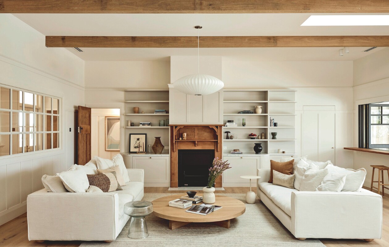 Op maat gemaakte inbouwkast Dynamic Kitchens. Vloerkleeden bank Mcm House. Kussens Città. Glazen bijzettafel House of Orange. Marmeren bijzettafel &amp;Tradition. Salontafel Mark Tuckey. Hanglamp Nelson Bubble van Herman Miller. vtwonen landelijk 01-2025 | fotografie Jessie Prince