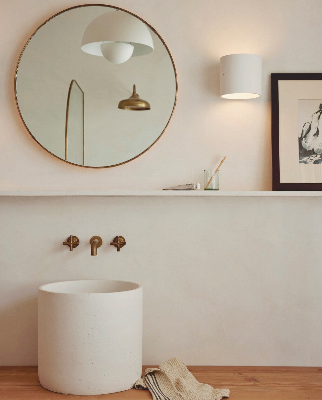 Kranen in Eco Brass van Astra Walker. Wasbak Concrete Nation. Wastafel-meubel ontworpen door Ali Griffiths Interiors, op maat gemaakt door Mark Tuckey. Wandlamp Astro Lighting. Spiegel Jimmy Metalcraft. vtwonen landelijk 01-2025 | fotografie Jessie Prince