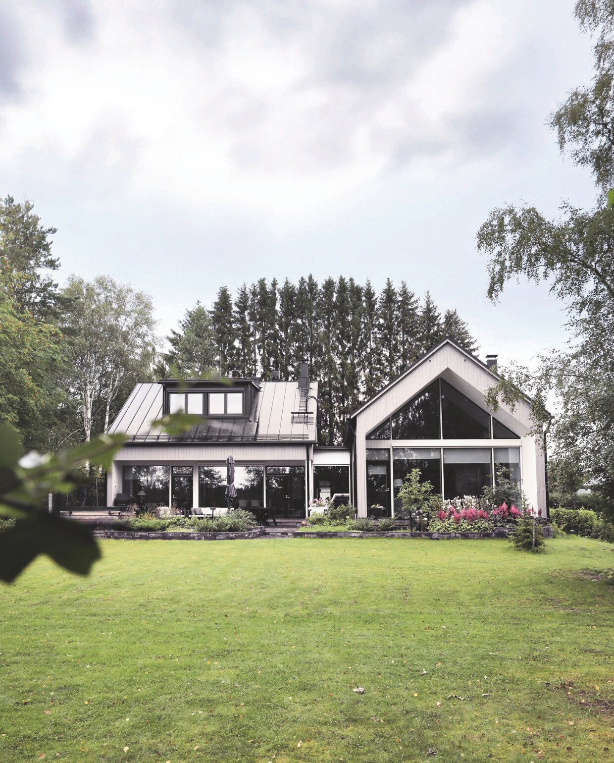 Het huis kreeg grote ramen voor het uitzicht. vtwonen landelijk 01-2025 | styling &amp; fotografie Heikki Rautio