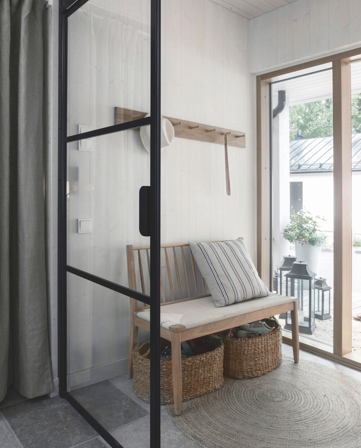 Bank Wycombe en kapstok van Neptune. vtwonen landelijk 01-2025 | styling &amp; fotografie Heikki Rautio