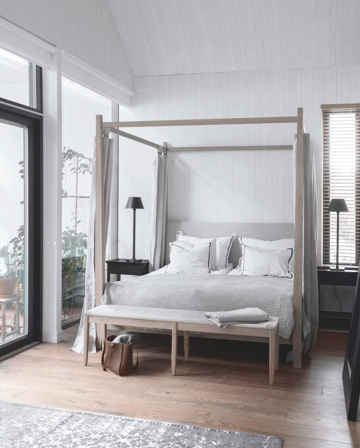 Nachtkastjes, lampen, hemelbed Wardley en bank met biezen zitting Wycombe van Neptune. Eiken plankenvloer Ekland Wood. Vloerkleed uit de Verenigde Staten. vtwonen landelijk 01-2025 | styling &amp; fotografie Heikki Rautio