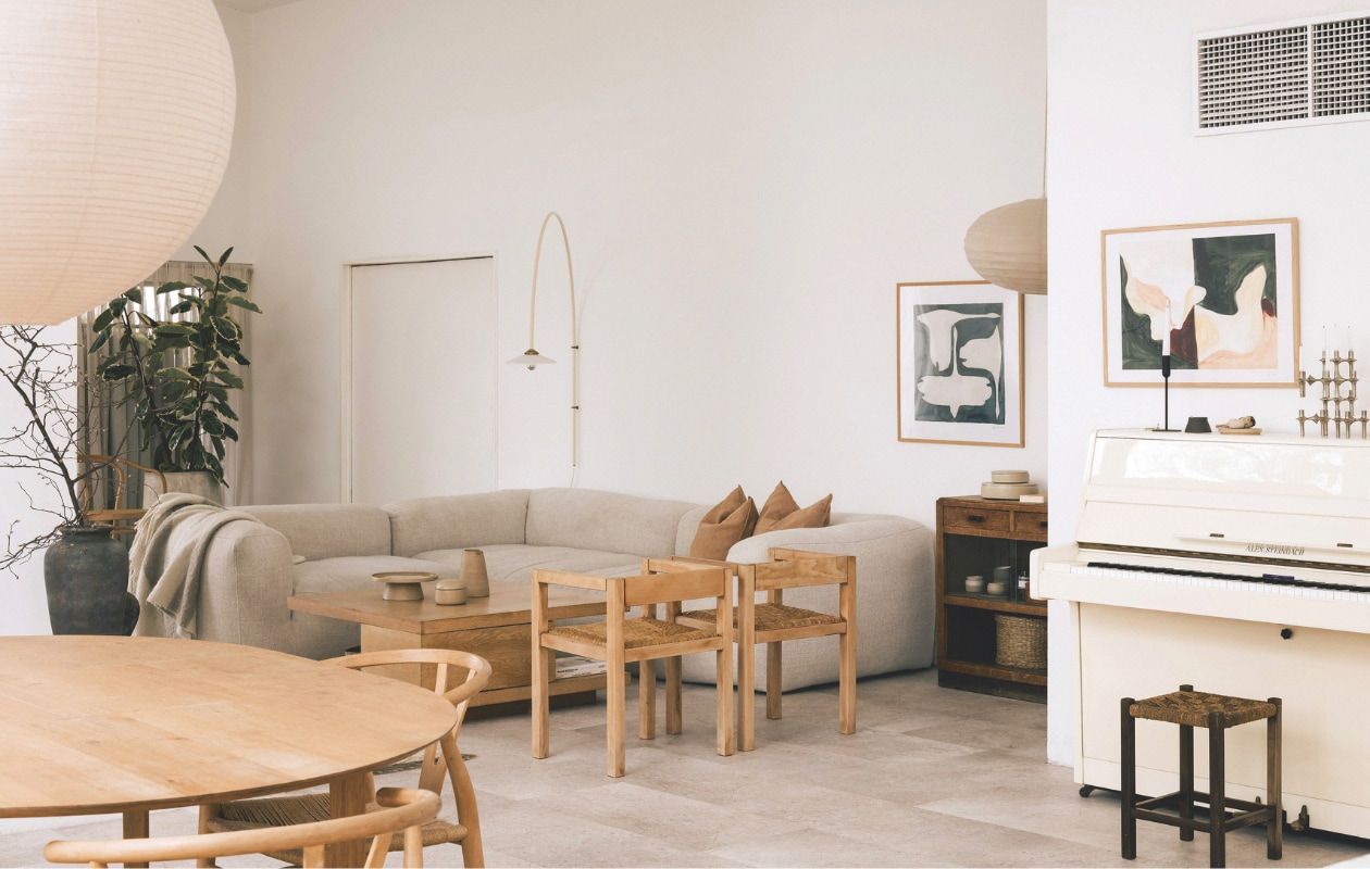 Booglamp van Valerie Objects, ontworpen door Muller Van Severen. Bank Baggy van Comfortmeubel. De salontafel en buffetkast vond Sumeyya op een rommelmark, de kruk op straat. Posters Pstr Studio. Kandelaar Stoff Nagel. Stijlvol wonen 02-2025 | fotografie Katoo Peeters