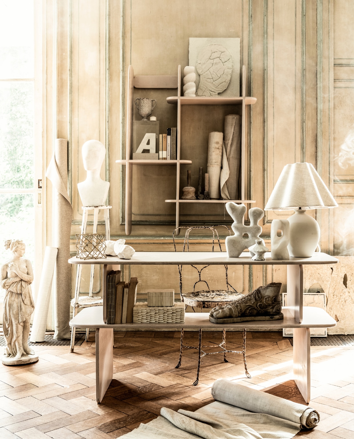 Handgemaakt bureau en wandrek prijs op aanvraag (com-anders.nl). Beeld vrouw op grond € 4779,50, beeld voet in bureau € 4779,50 (pietjonker.nl). Abstract beeld van kalksteen op bureau, 31 cm (h), abstract beeld van albast op bureau, 22 cm (h) en abstract beeld in kast, 28 cm (h), losse stenen en gereedschap prijs op aanvraag (beeldenvansteen.nl). Grote doos in bureau € 145,- (thewunderkammer.eu). Tafellamp € 99,95 (zarahome.com). Behangrol links Times van Nobilis, per meter € 160,- (wva.nl). Rollen stof per meter € 10,- (burbri.nl). Hoge plantentafel € 35,- (vandijkenko.nl) met beeld erop € 150,- (prinsheerlijkantiek.nl). Schilderij met gezicht in kast, groot en klein schilderij op de grond prijs op aanvraag (margovanerkelens.com). Boeken v.a. € 16,50, wit potje in kast € 12,50 (maisonnl.com). Marmeren letter in kast € 54,95, gouden ornament op bureau € 45,- (weldaad.com). Vierkante stolp in kast van HKliving € 89,95 (vtwonen.nl). Handgemaakte vaas met oren in kast prijs op aanvraag (babetteswereld.com). Overig privébezit. vtwonen 10-2021 | styling Liza Wassenaar, fotografie Sjoerd Eickmans