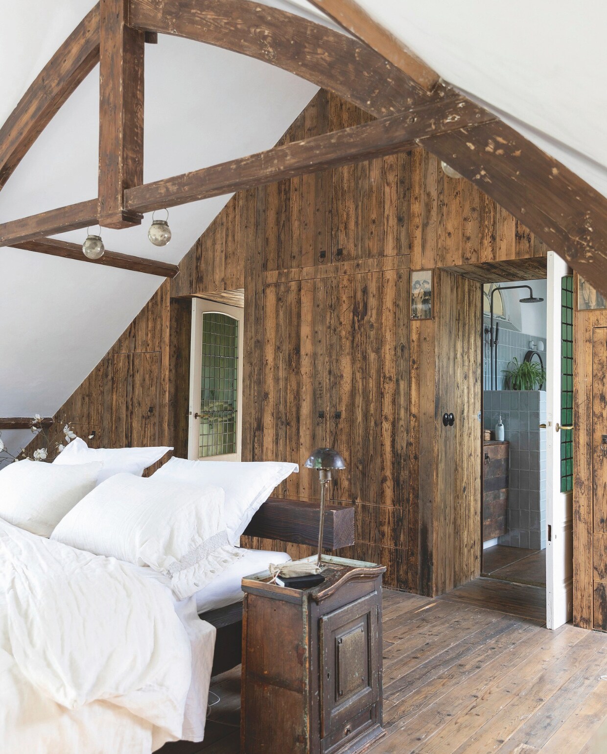 Overal, dus ook in de slaapkamer van Monique, is voor de inrichting gebruikgemaakt van herbruikbare, natuurlijke materialen. vtwonen landelijk 01-2025 | productie Taverne Agency | styling en fotografie Tessa Jol