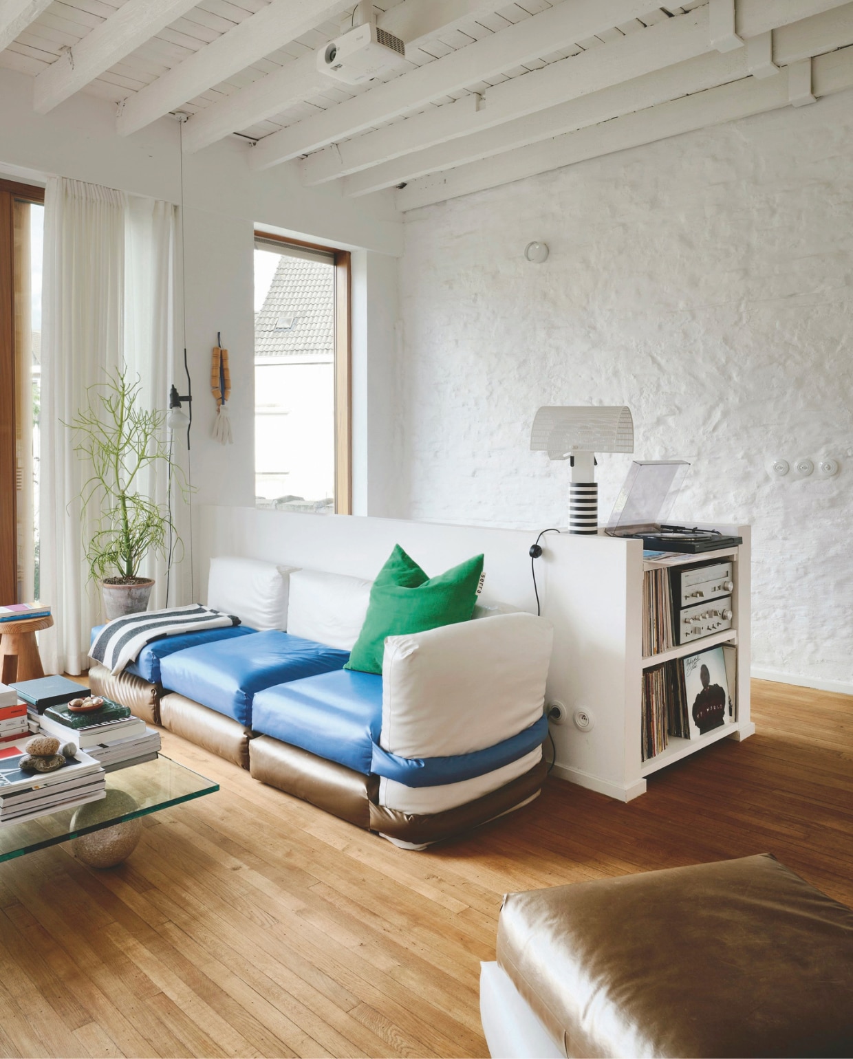 Op de platenspelerkast staat lamp Shogun van Artemide. Wandlamp Crisp van RBW studio. Stopcontacten van Porcelain Berker. stijlvol wonen 02-2025 | productie Living Inside | fotografie Mr. Frank