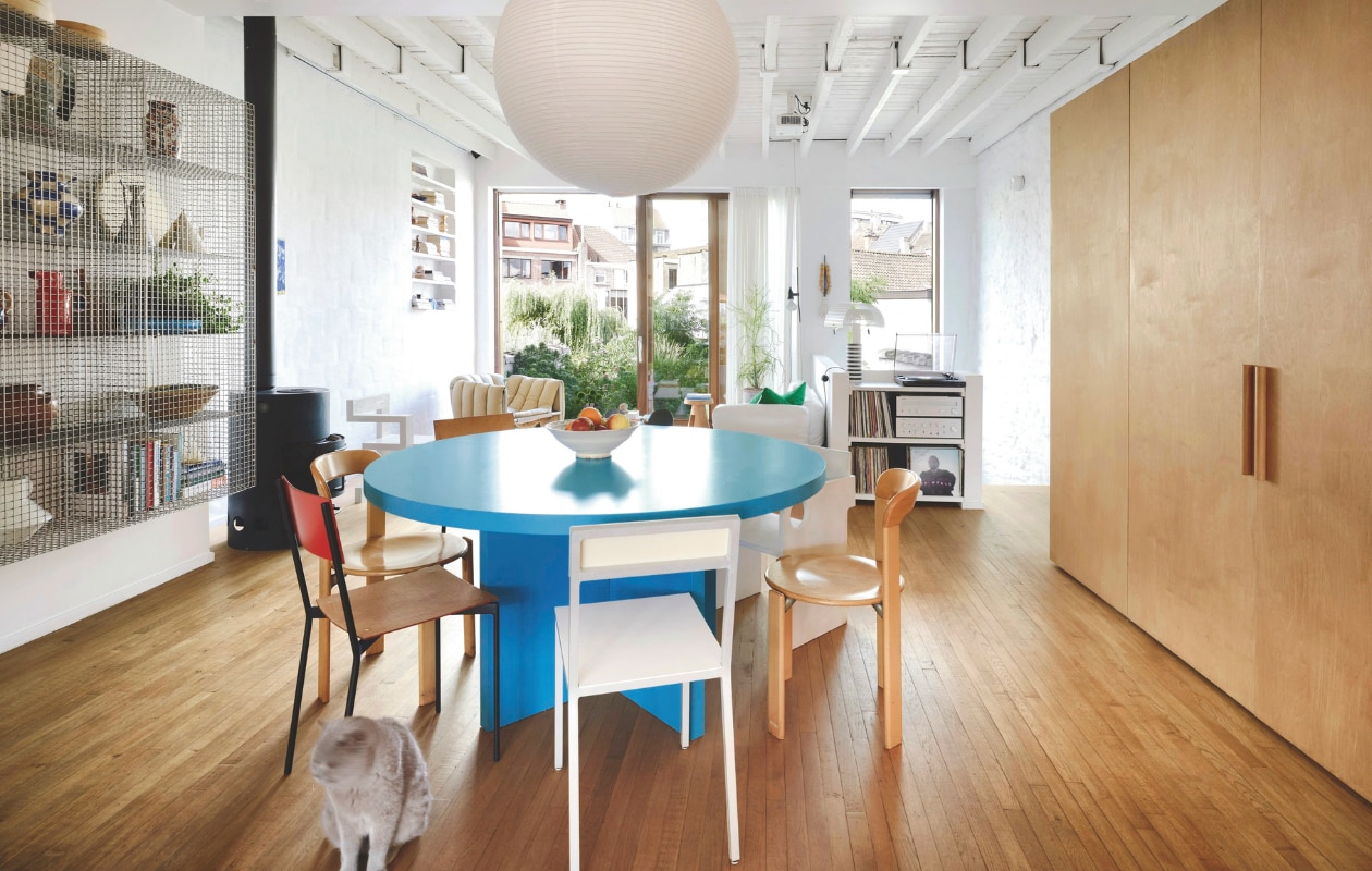 De leefruimte heeft een open karakter en bevat veel maatwerk, dat de bewoners zelf ontwierpen. Houten kast in berkenfineer. stijlvol wonen 02-2025 | productie Living Inside | fotografie Mr. Frank