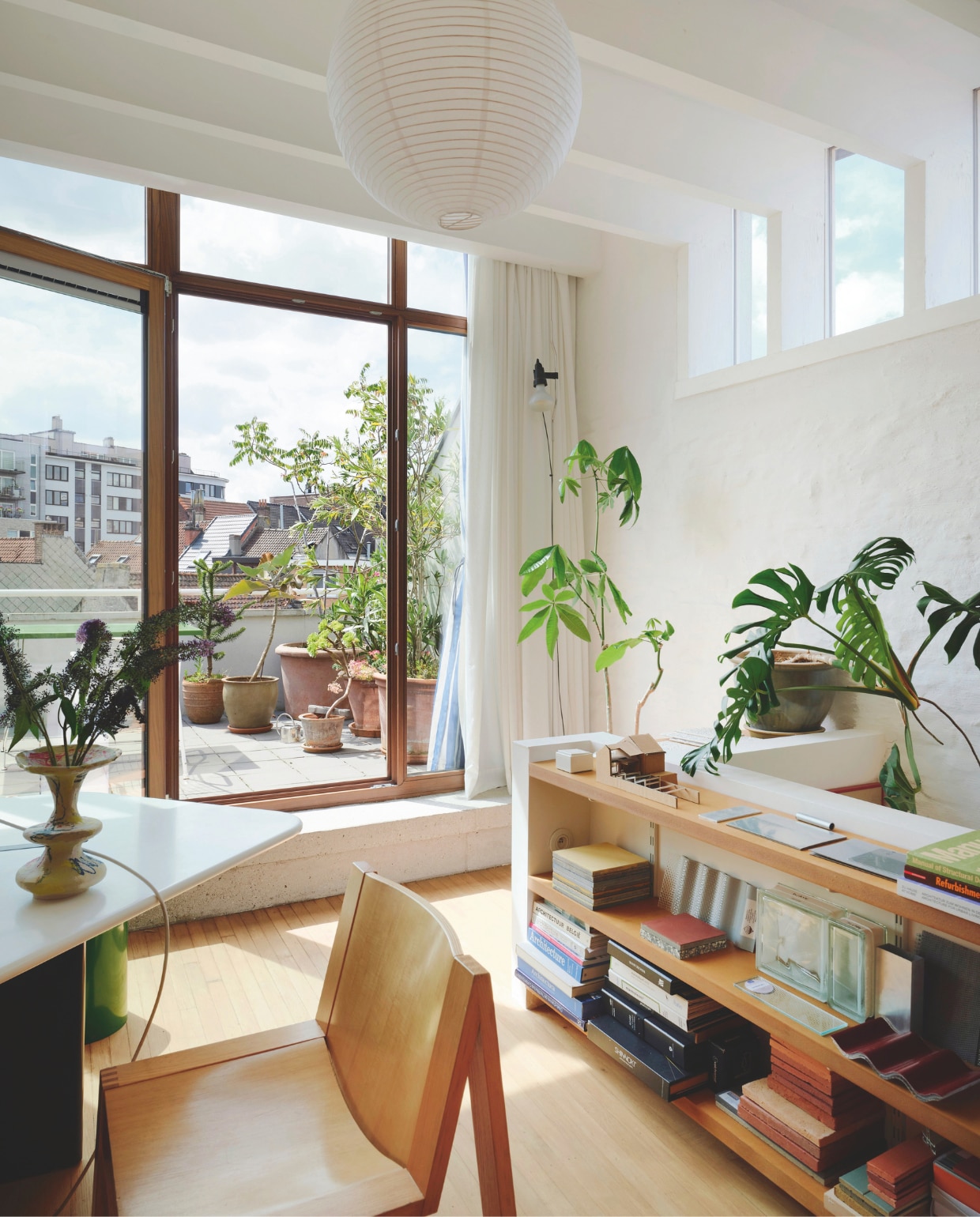 Het thuiskantoor op de tweede verdieping heeft veel lichtinval en toegang tot een nieuw aangelegd dakterras. Vintage bureau Kite van Louk Straver voor Castelijn. stijlvol wonen 02-2025 | productie Living Inside | fotografie Mr. Frank