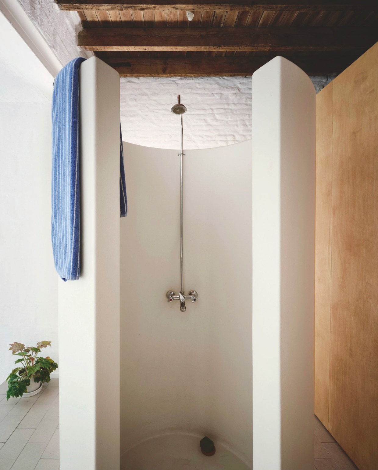 De coconvormige douche staat vrij in de ruimte en bevat een waterdichte polyester bekleding. Kraanwerk Paffoni, plafondlamp Rotor. stijlvol wonen 02-2025 | productie Living Inside | fotografie Mr. Frank