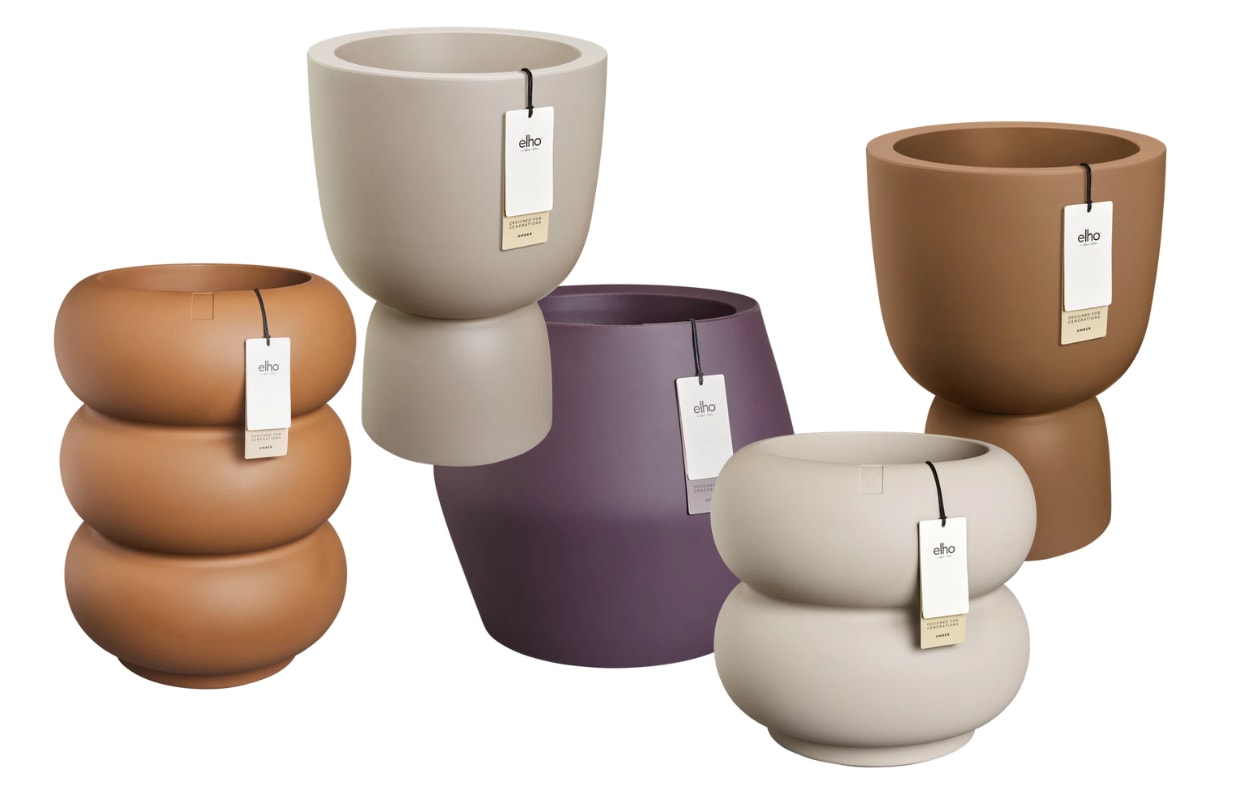 Van links naar rechts: bloempot Amber Roll, Amber Coupe, June Split, Amber Roll en Amber Coupe van Elho, 100% gerecycled en recyclebaar kunststof, vanaf € 149,- (shop.vtwonen.nl) vtwonen