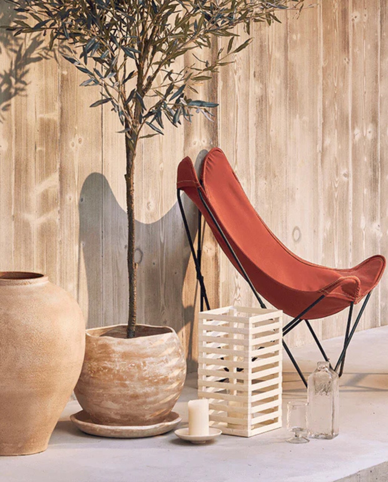 Terracotta pot Ava, 48,5x55 cm (Øxh) € 329,- en terracotta pot Terra, 40,5x34 cm (Øxh) € 269,- van Urban Nature Culture (shop.vtwonen.nl) Urban Nature Culture