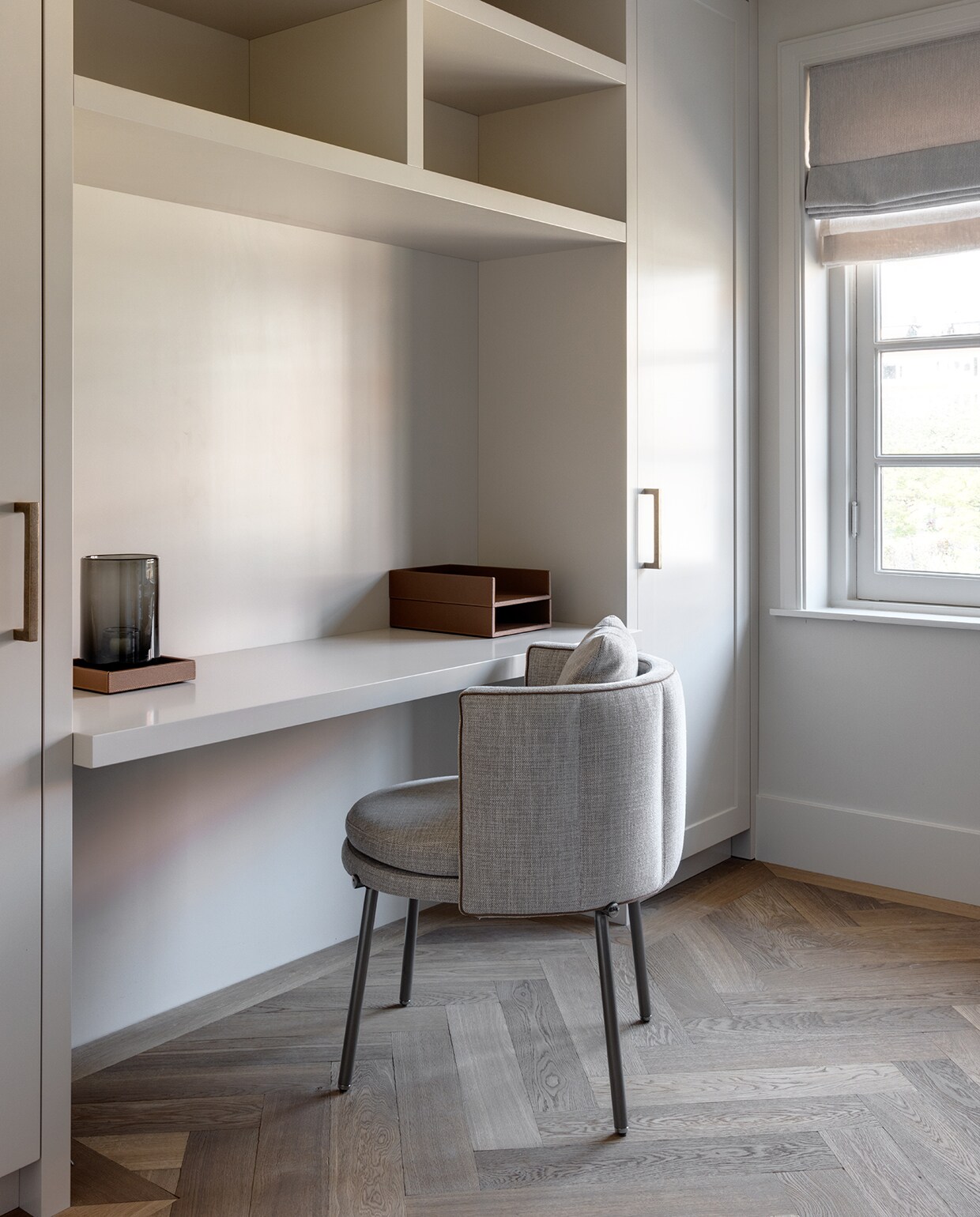 Het wandmeubel in de studeerkamer is een ontwerp van Céline van Haaren Interiors en werd gerealiseerd door haar eigen meubelmaker in kleur Rolling Fog van Little Greene. Stoel Torii van Minotti. stijlvol wonen 2-2025 | Fotografie Jurrit van der Waal | Tekst Yvonne van Galen