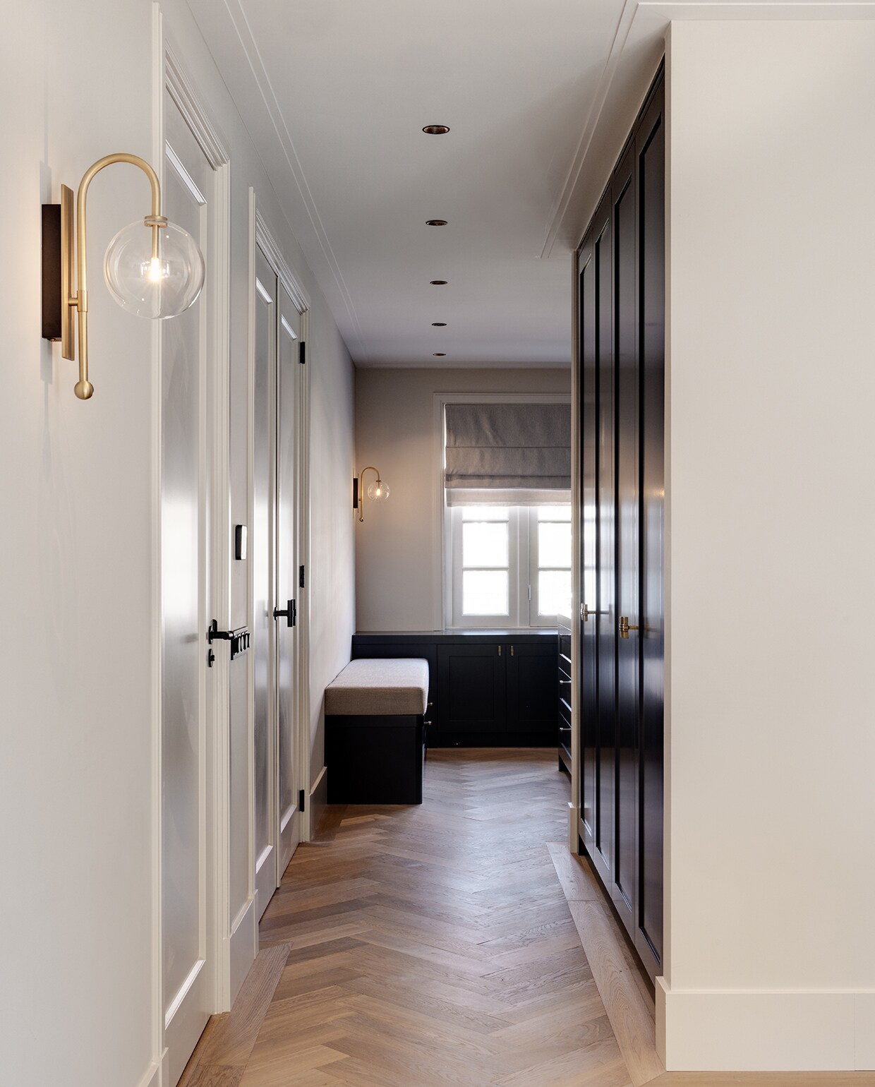 In de gang tussen slaapkamer en kleedkamer is extra bergruimte verwerkt. stijlvol wonen 2-2025 | Fotografie Jurrit van der Waal | Tekst Yvonne van Galen