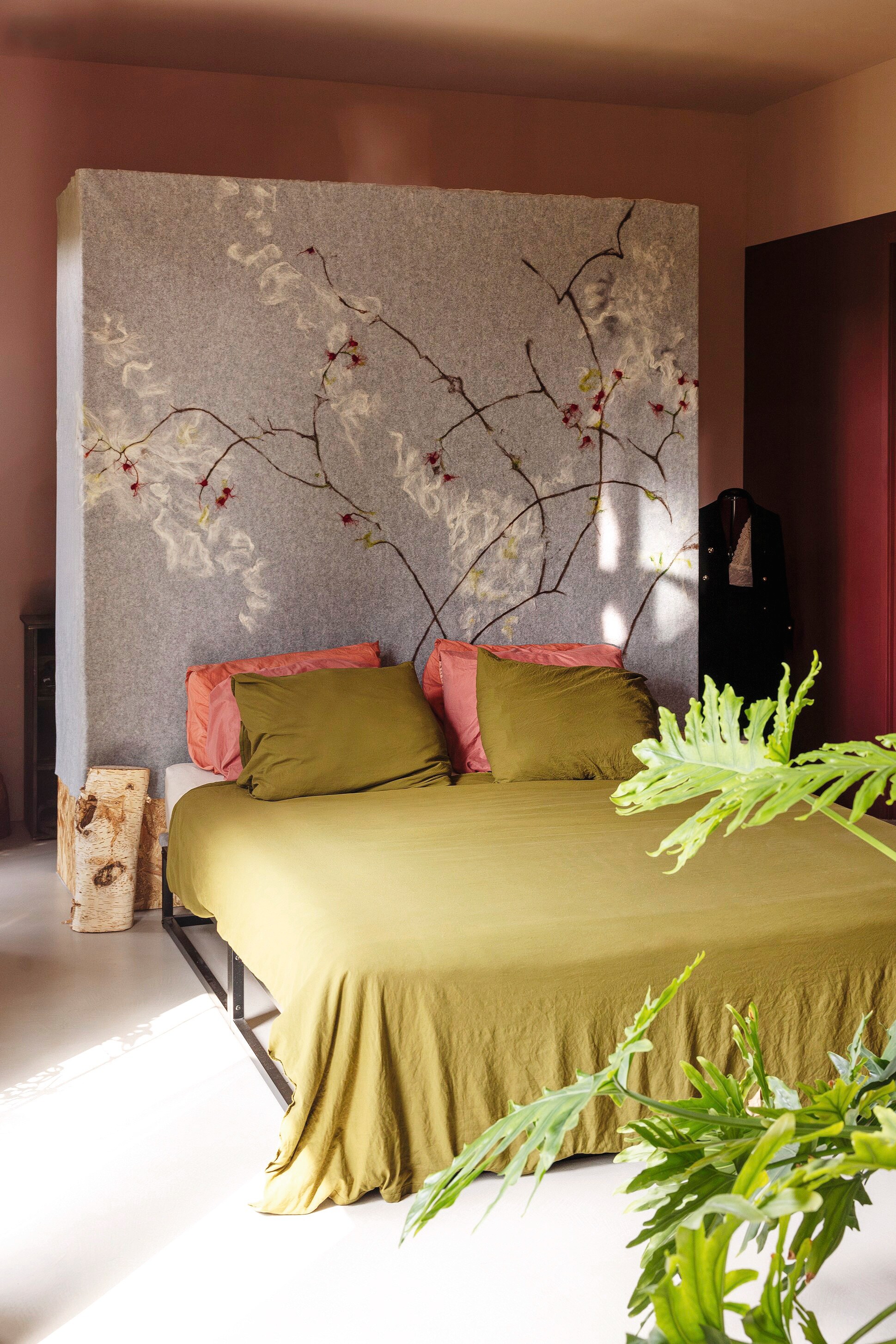 Gietvloer met microtopping M2 Vloeren, viltwand, muurkleur Interieur van Gamma, bedframe VidaXL, beddengoed Dekbed Discounter, bijzettafel van berkenstam uit eigen tuin, plant Philodendron Selloum. vtwonen 02-2025 | styling Ilona Jongepier | fotografie Dana van Leeuwen | tekst Mirjam Rosema-Verhulst