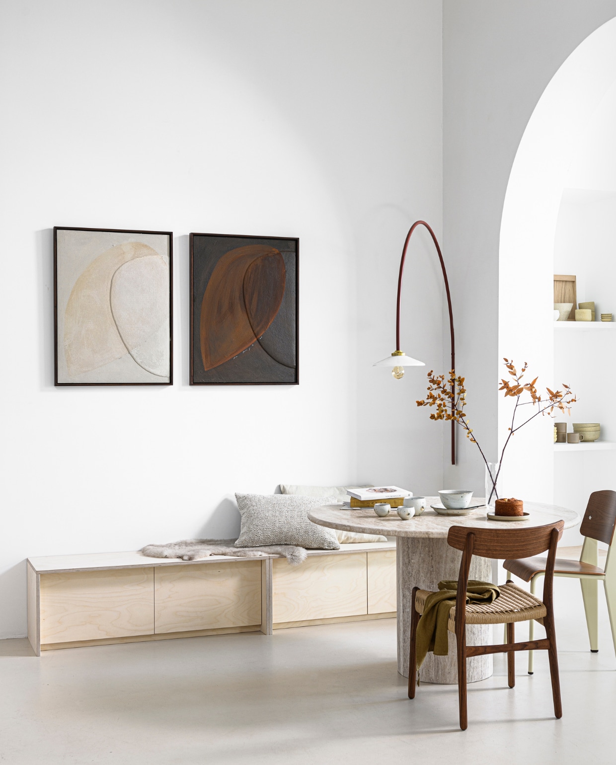 Kunst Art Happa collection 2020, prijs op aanvraag van tessaderijk.com. Lamp Valerie Object, wollen kussen, Japanse kopjes Takashi, grote Japanse kop Takashi, Japanse kom Takashi, Japanse schaal Takashi van pantoufle-design.nl. Ronde travertin tafel Bean 125×76 cm Øxh, houten stoel CH23 van Carl Hansen, theedoek van pantoufle-design.nl. Wollen vacht van loods5.nl. Velvet kussen van Hay van vtwonen.nl. Stoel Standard van Jean Prouvé van vitra.com. Boeken privébezit. vtwonen 10-2020 | productie &amp; styling Kim van Rossenberg | uitvoering Richard van Meerveld | fotografie Sjoerd Eickmans | assistent Sanne Ketelaar