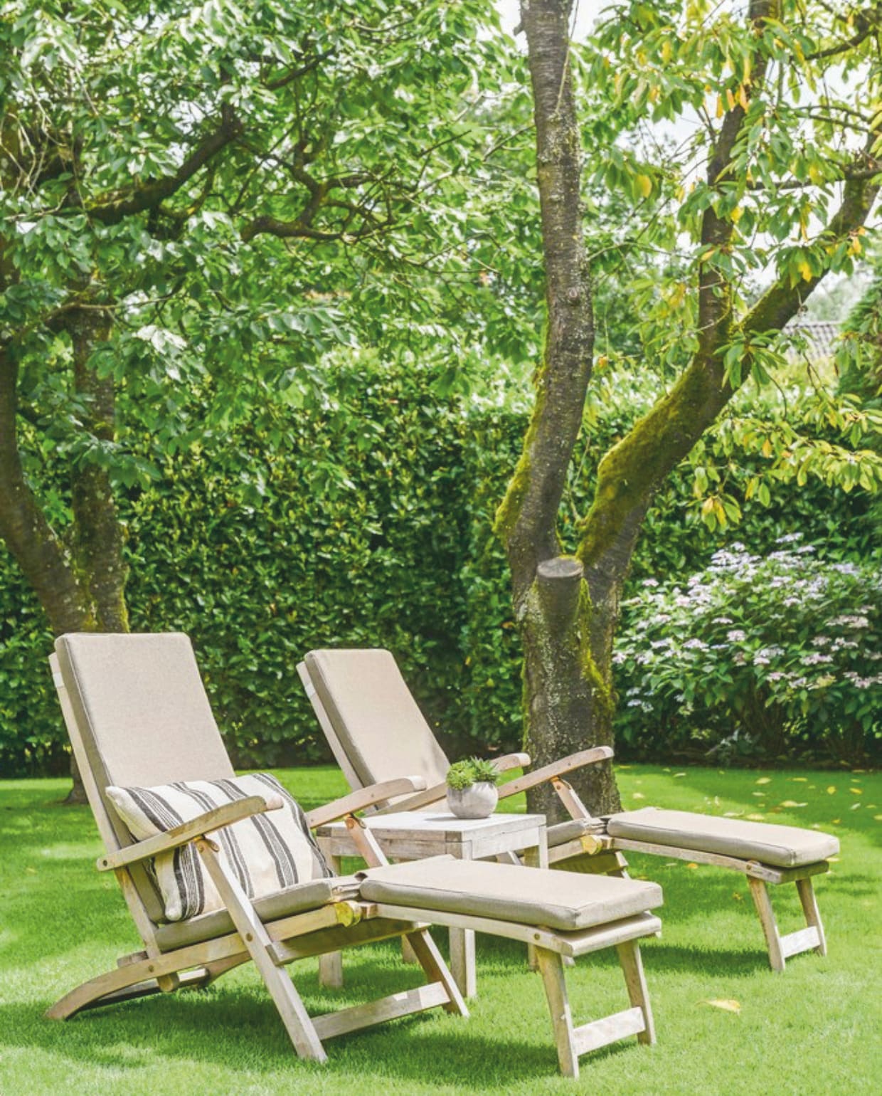Ligstoelen en kussens Prananatha. vtwonen Landelijk 2-2025 | Fotografie Claude Smekens | Tekst Yvonne van Galen