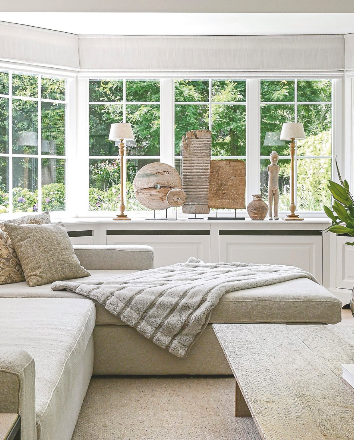 Op maat gemaakte bank Les Campanules. Kussens Scapa Home. Vergelijkbare plaid Unique Living. Soortgelijke salontafel Westwing. Vaas van Haans via Prananatha. vtwonen Landelijk 2-2025 | Fotografie Claude Smekens | Tekst Yvonne van Galen