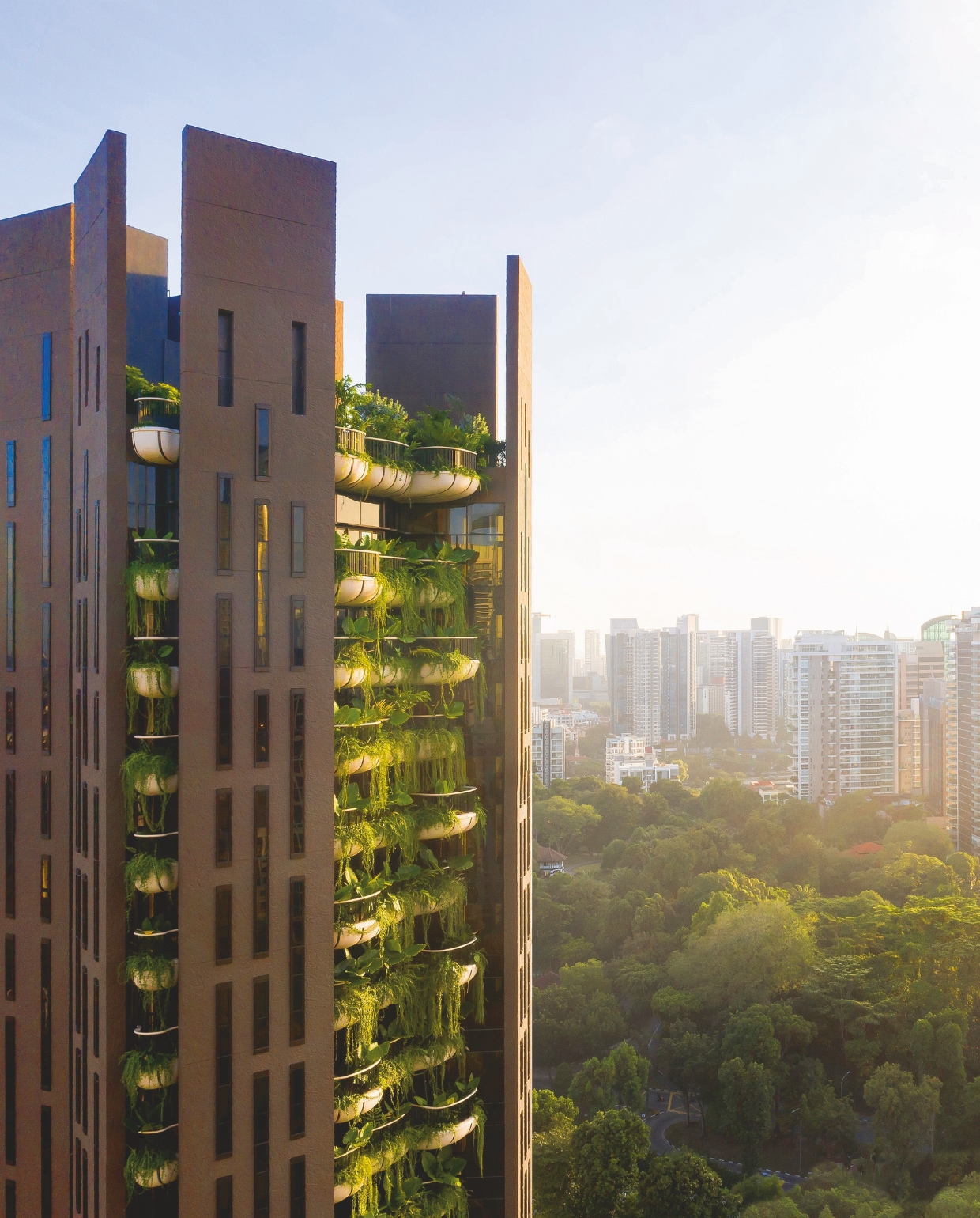 Wooninspiratie met een wowfactor in vtwonen 03-2025: 104,5 meter hoge woontoren Eden in shoppingstraat Orchard Road in Singapore door Thomas Heatherwick (55), oprichter van architectenbureau Heatherwick Studio in Londen. vtwonen 03-2025 | fotografie hufton+crow | tekst jackie oomen