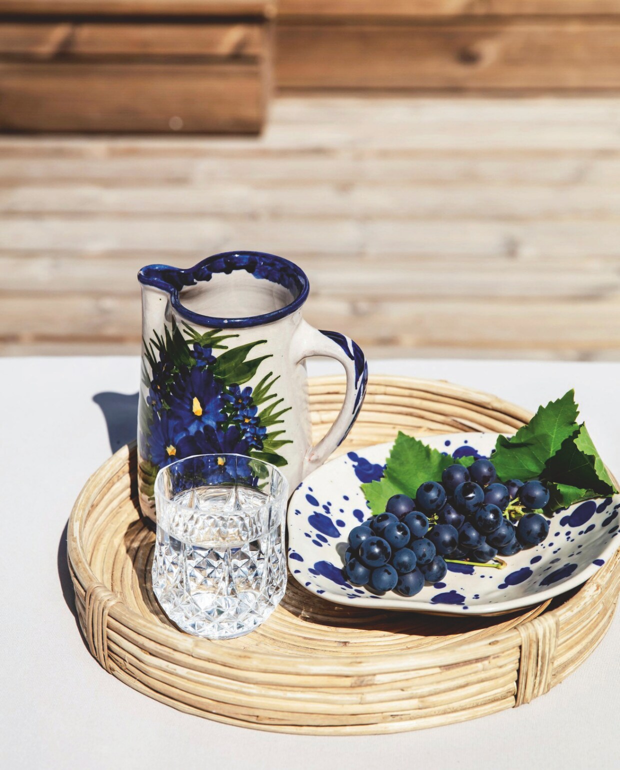 Kan kringloop, bord en dienblad Ikea. vtwonen tuin 11 | productie living inside | styling en tekst rikke graff juel | fotografie christina kayser o. | tekst ina babbé