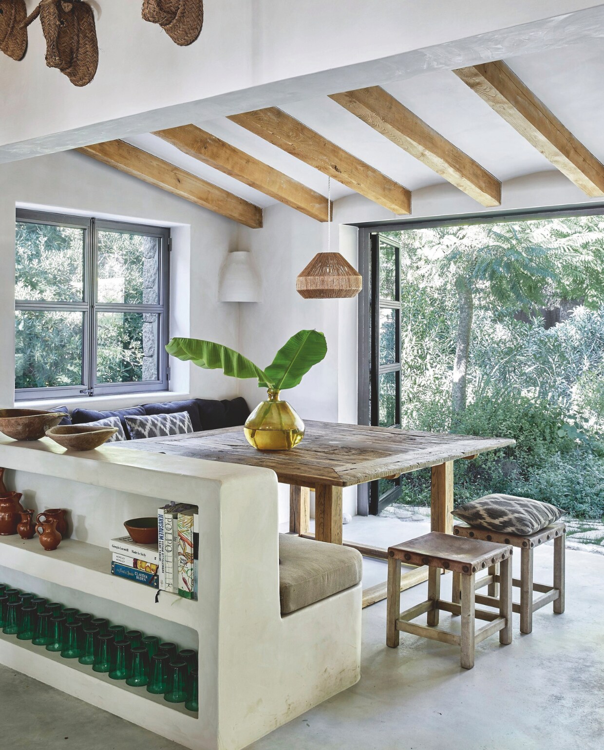 Vaste gestucte wandbank. De krukken van hout en leer stonden nog in het huis. Keramieken wandlamp More Design. Vaas vlooienmarktvondst (de grootste vlooienmarkt van Mallorca vindt iedere zondag plaats in Consell). Vloeren van kalkmortel (familie van gepolijst cement), nieuweplafondbalken gemaakt van kastanjehout. vtwonen 02-2025 | Styling Tille Del Negro | Fotografie Greg Cox | Tekstbewerking Wilma Tjalsma-Smits