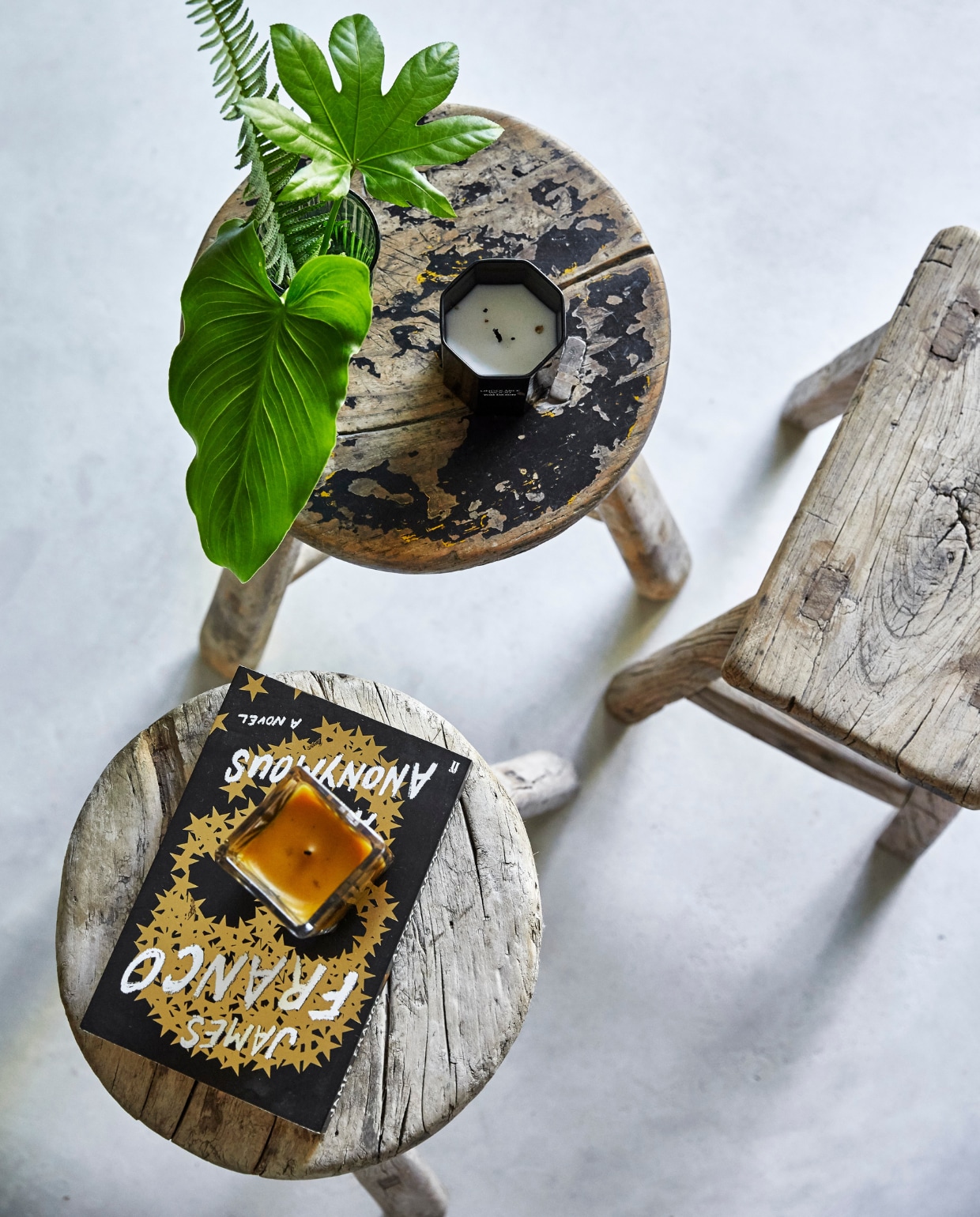 Houten krukken en banken, gevonden op lokale vlooienmarkten, worden ook gebruikt als bijzettafels. Soortgelijke Tine K Home. vtwonen 02-2025 | Styling Tille Del Negro | Fotografie Greg Cox | Tekstbewerking Wilma Tjalsma-Smits