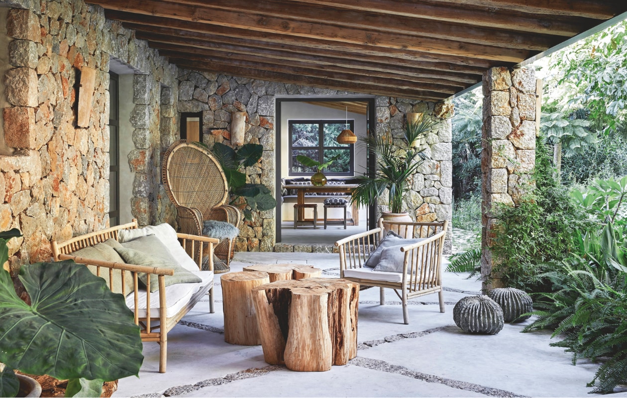 De traditionele veranda is typisch Mallorcaans, zowel door de gebruikte materialen als het feit dat er naast meubels ruimte is voor groen. Houten meubels Let’s Pause. De pauwentroon is een vintagevondst. vtwonen 02-2025 | Styling Tille Del Negro | Fotografie Greg Cox | Tekstbewerking Wilma Tjalsma-Smits