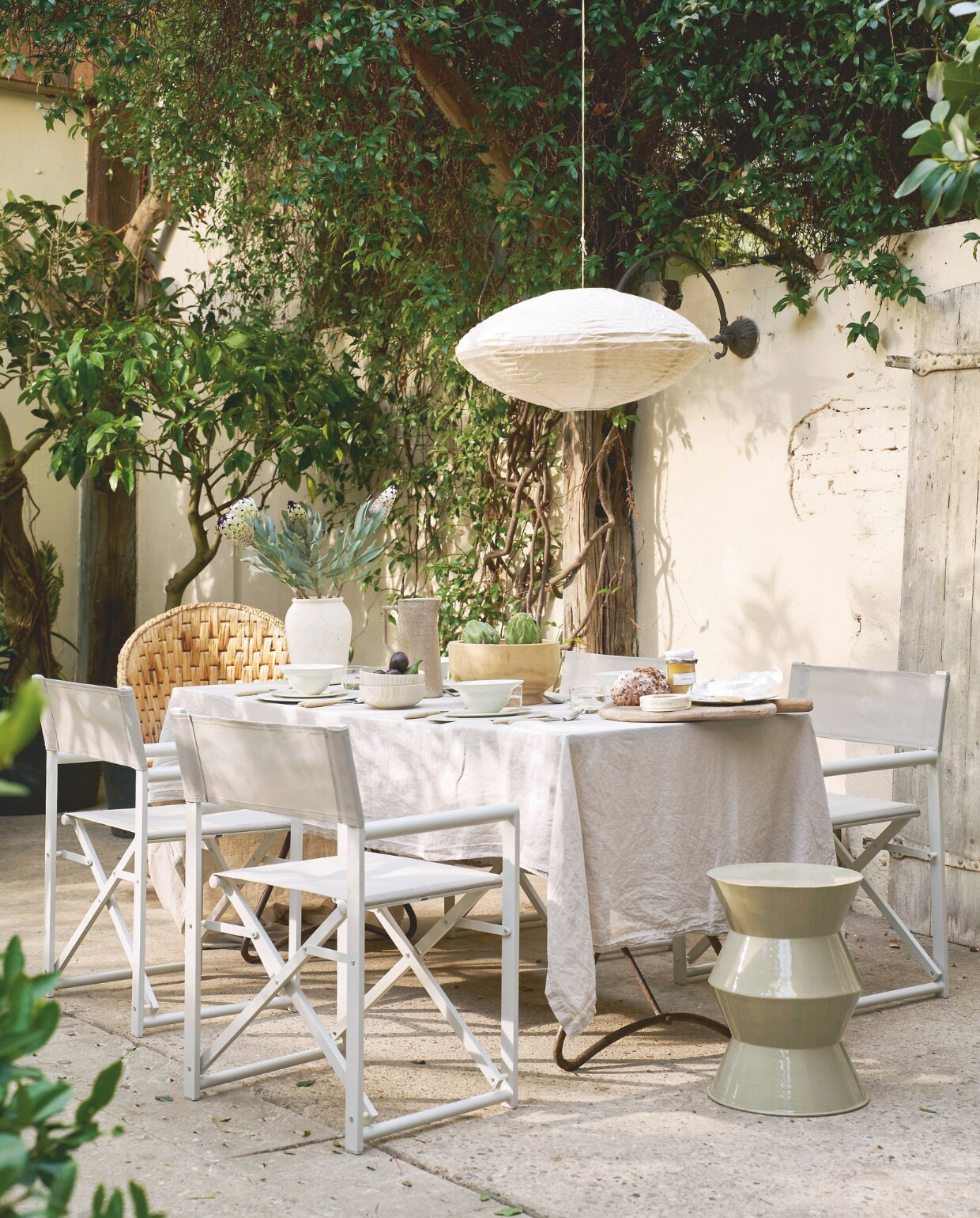 Stoel Director in Dust, aluminium en stof, 56x49x81 cm (bxdxh) € 99,95.M.m.v. pietjonker.nl (tafel), nordal.com (gevlochten stoel, servies, kruk, kan), madamstoltz.nl (hanglamp, houten schaal en snijplank). Overig privébezit. vtwonen 03-2025 | styling Cleo Scheulderman | fotografie Jeroen van der Spek