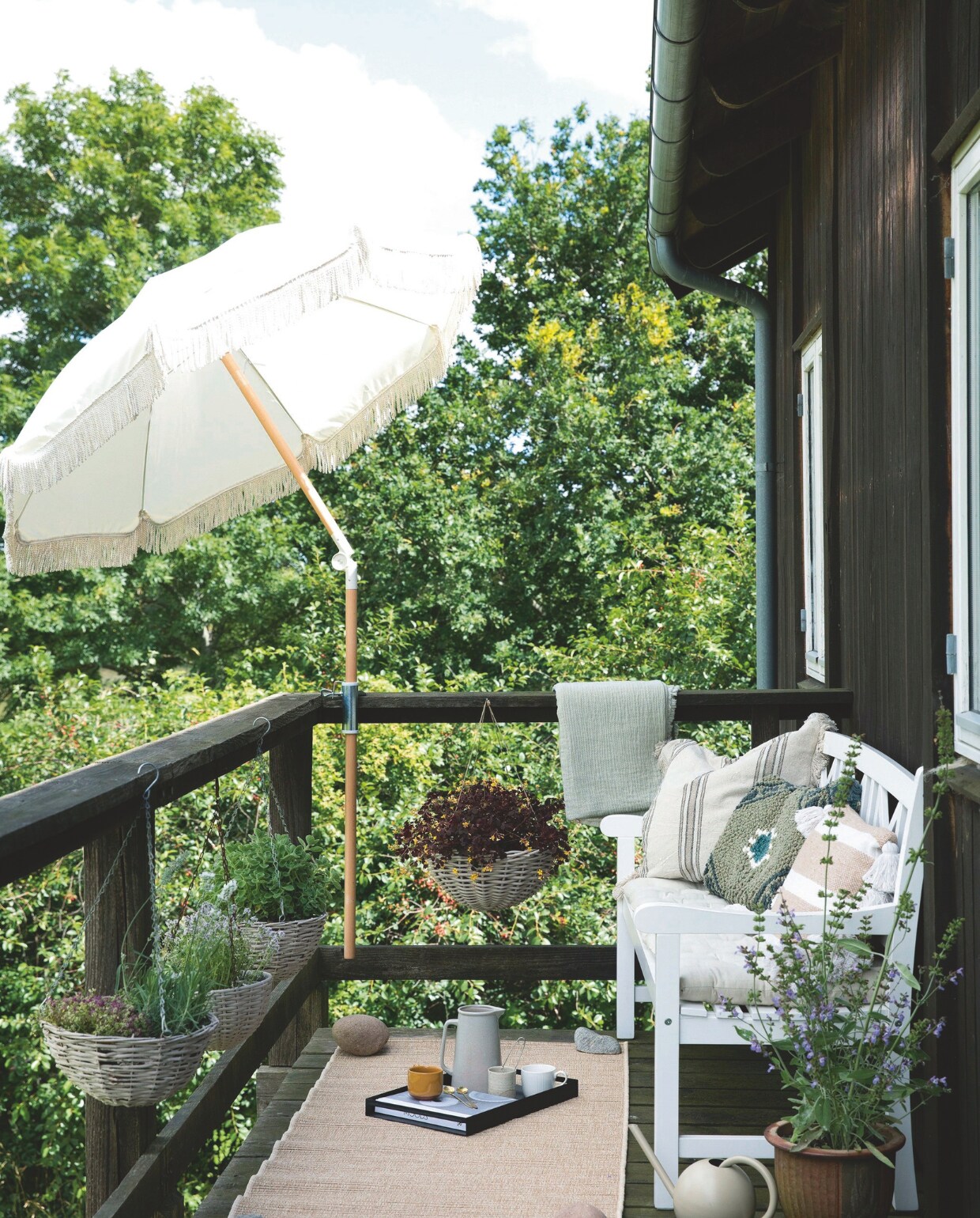 Soortgelijke manden (warentuin.nl). Krijtverf o.a. van Pure &amp; Original. vtwonen tuin 11 | styling gaia rasmussen | fotografie kira brandt