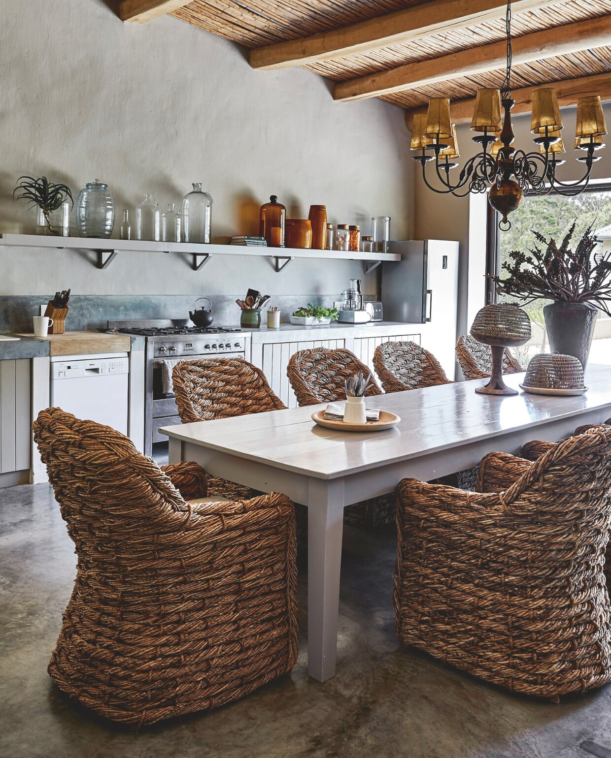 Op maat gemaakte keuken door Greg Mellor. Plafondlamp vintage. vtwonen landelijk 02-2025 | Styling Luanne Toms | Fotografie Elsa Young | Tekstbewerking Mirjam Rosema-Verhulst