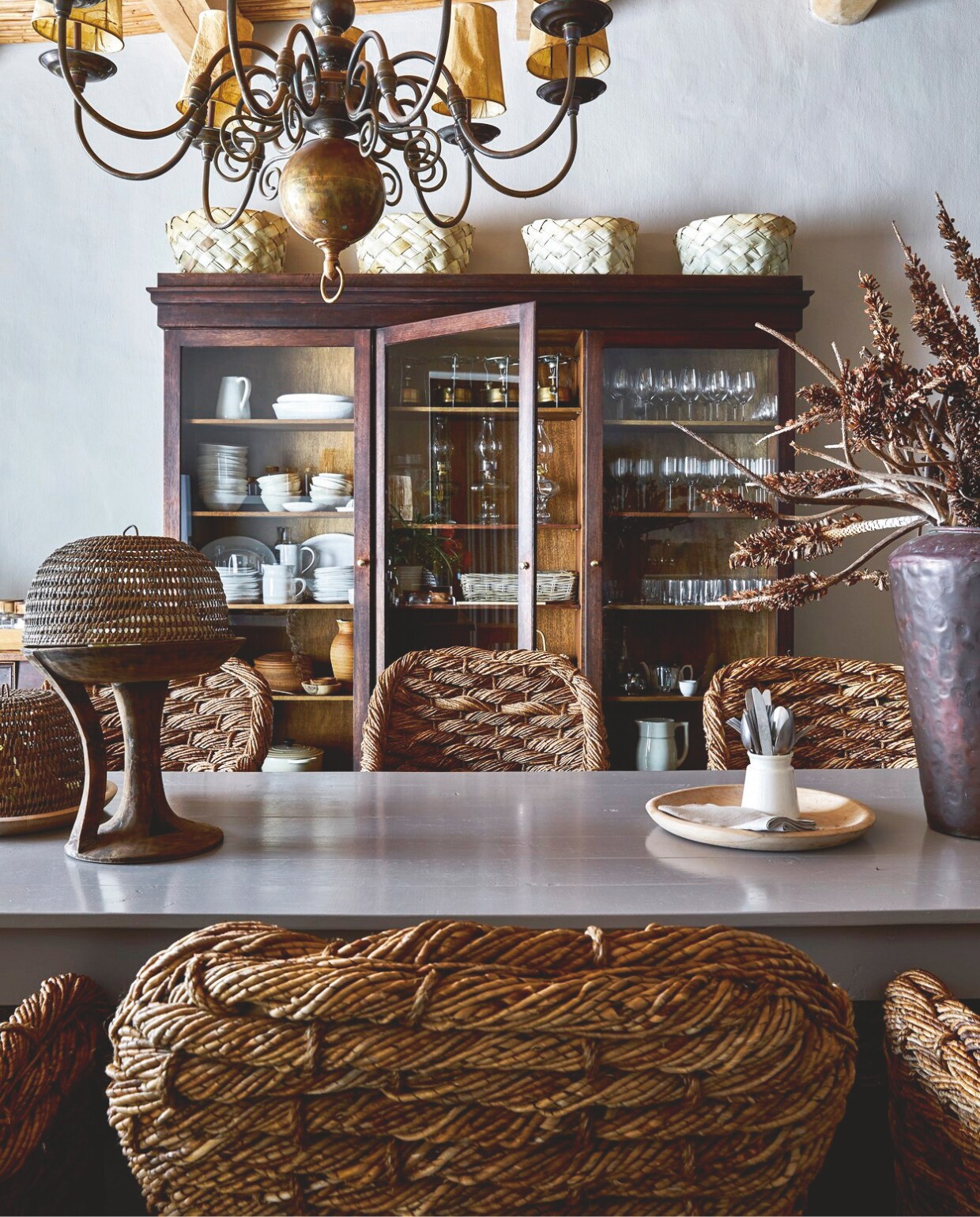 Greg Mellor ontwierp de geweven stoelen. De kast is op maat gemaakt. vtwonen landelijk 02-2025 | Styling Luanne Toms | Fotografie Elsa Young | Tekstbewerking Mirjam Rosema-Verhulst